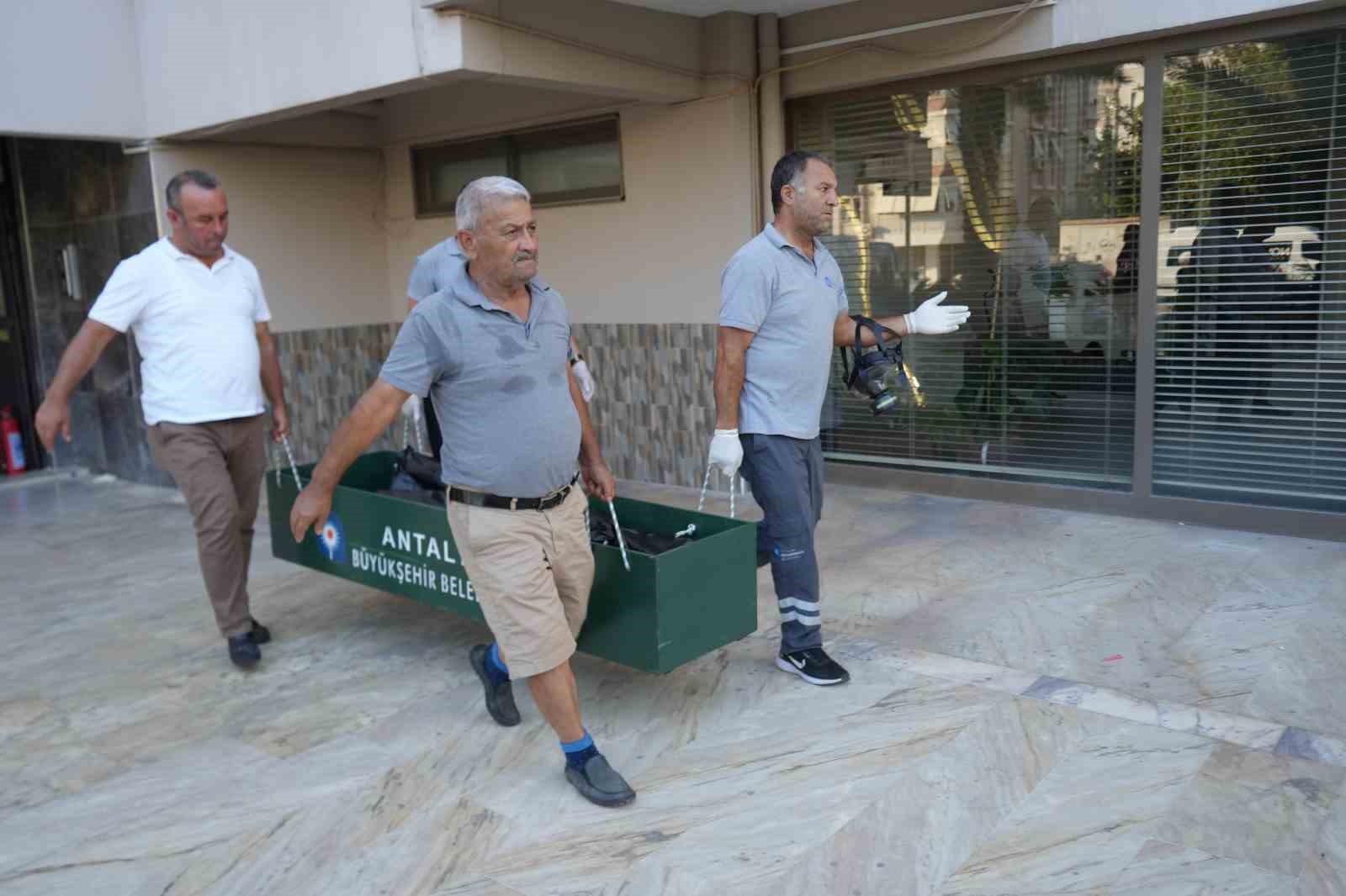 Evde ölü bulunan anne ile kızının cenazeleri Adli Tıp Kurumu morguna gönderildi