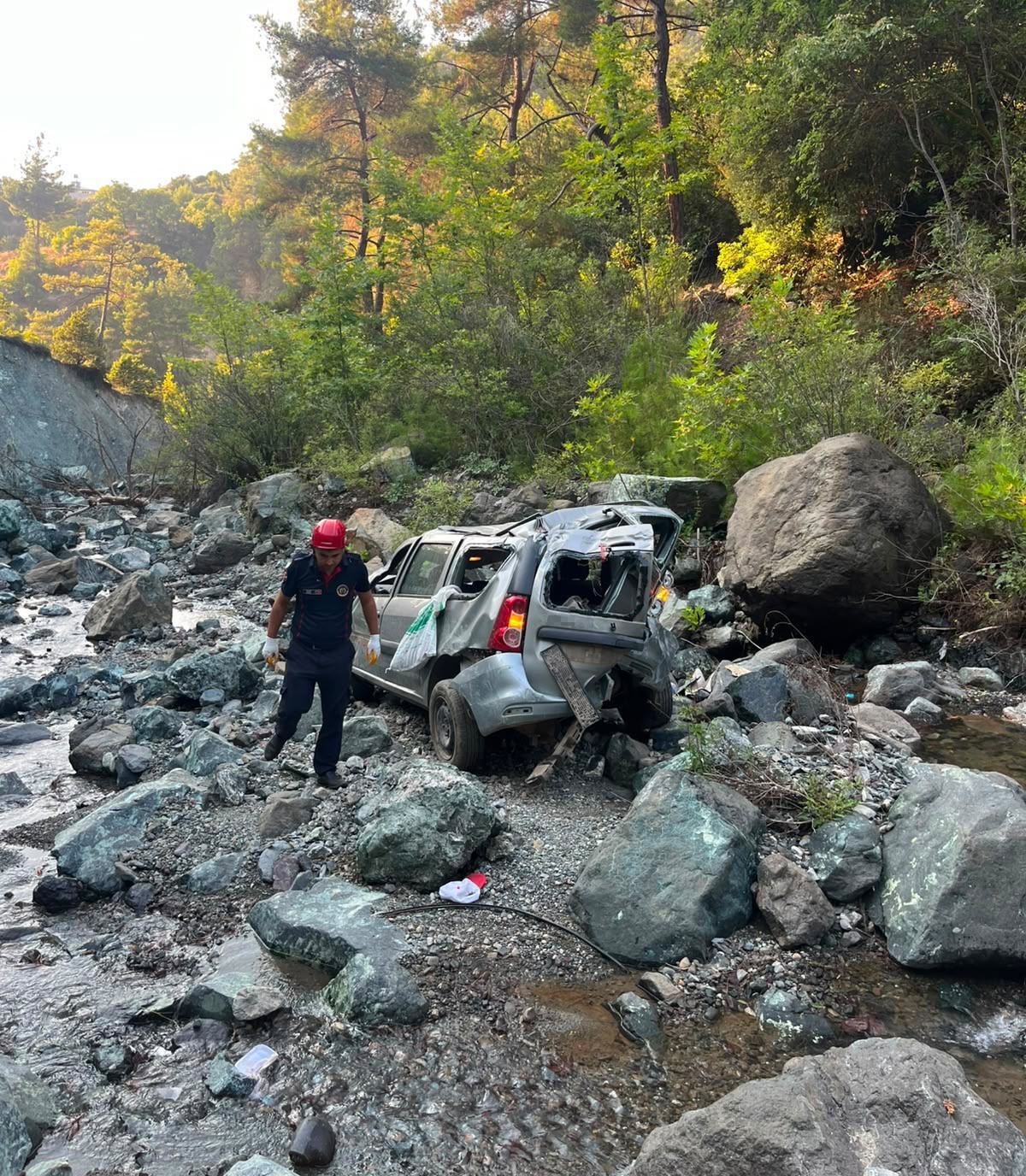 Osmaniye’de otomobil 50 metrelik uçurumdan dereye uçtu: 1 ölü, 1 yaralı