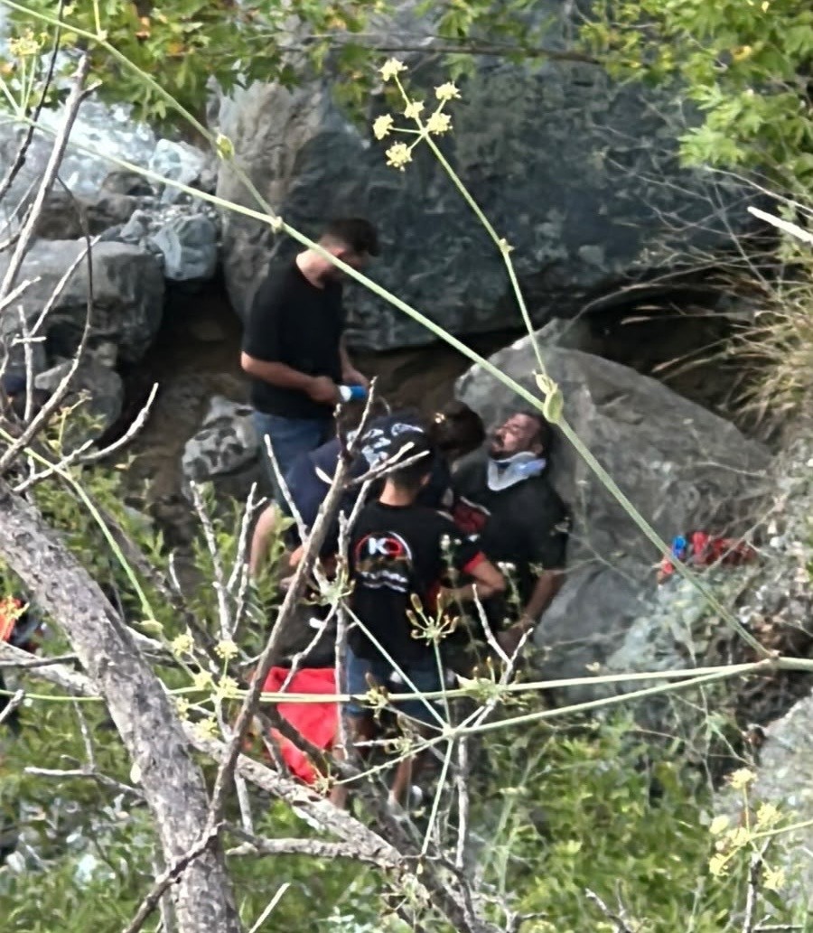 Osmaniye’de otomobil 50 metrelik uçurumdan dereye uçtu: 1 ölü, 1 yaralı