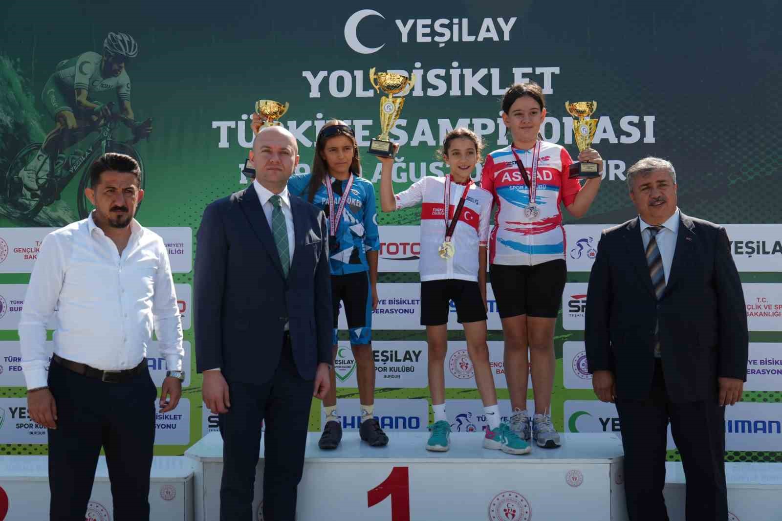 Akhisarlı bisikletçiler Türkiye Şampiyonası’nda kürsüyü doldurdu