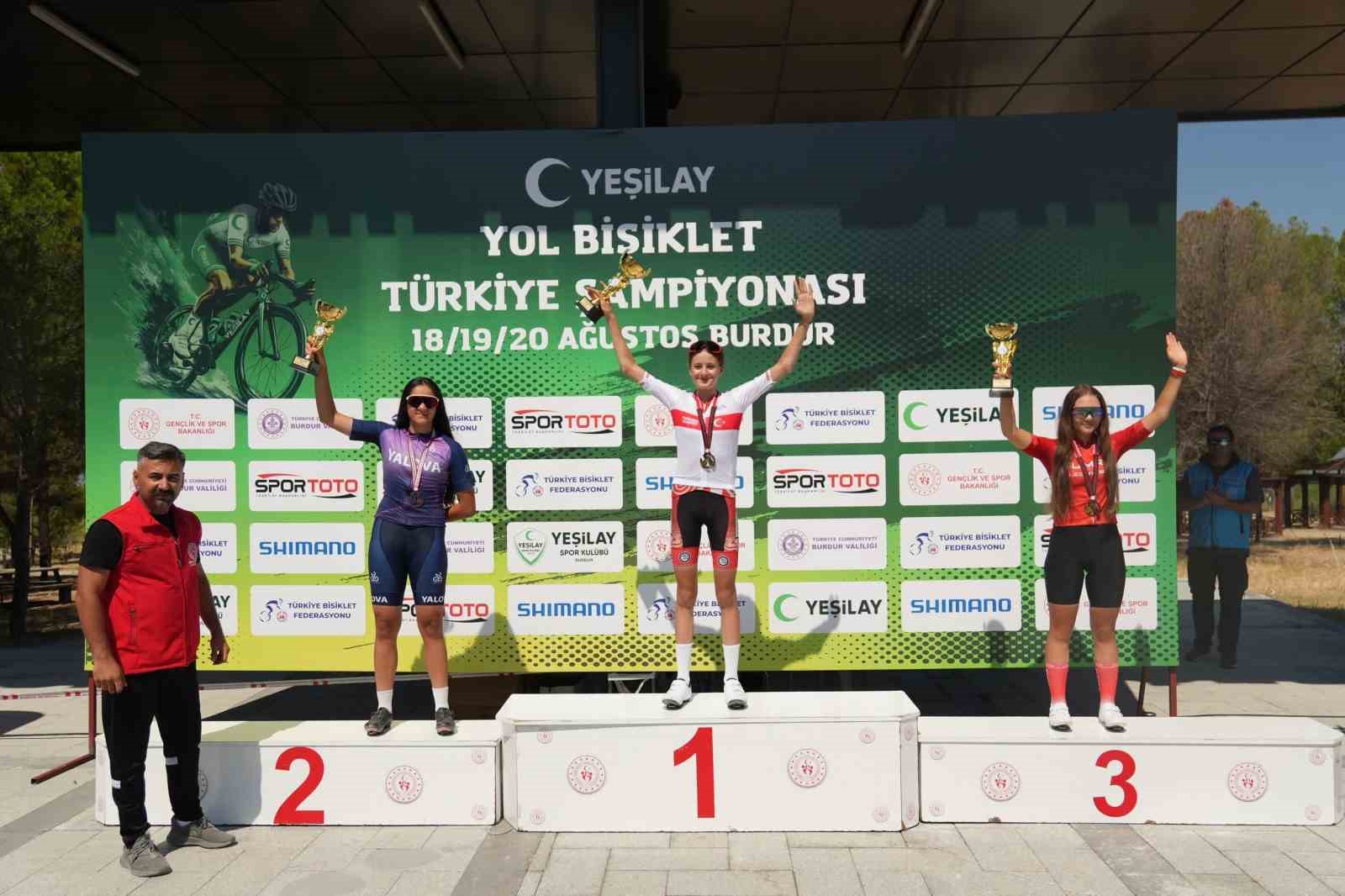 Akhisarlı bisikletçiler Türkiye Şampiyonası’nda kürsüyü doldurdu