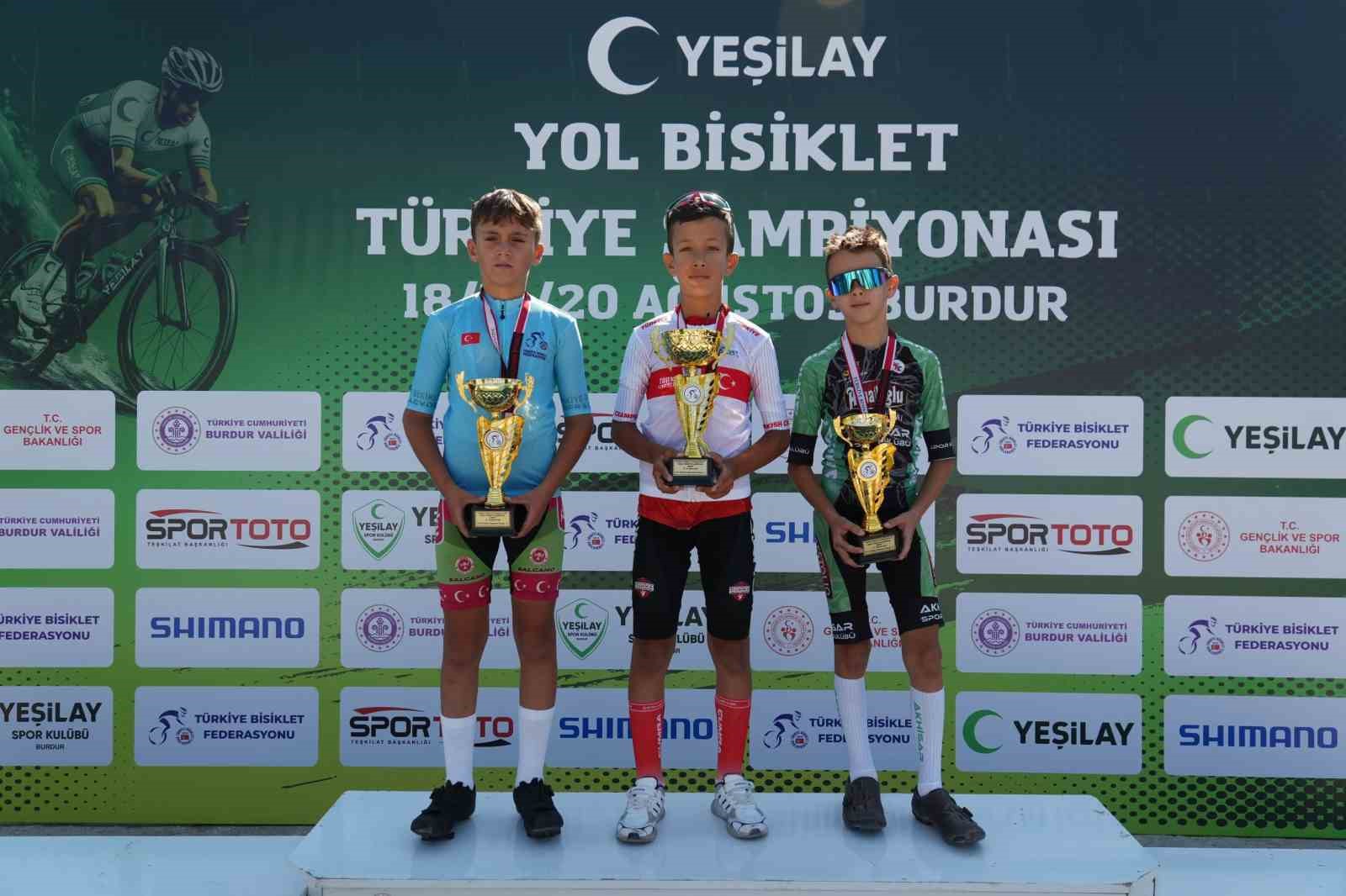 Akhisarlı bisikletçiler Türkiye Şampiyonası’nda kürsüyü doldurdu