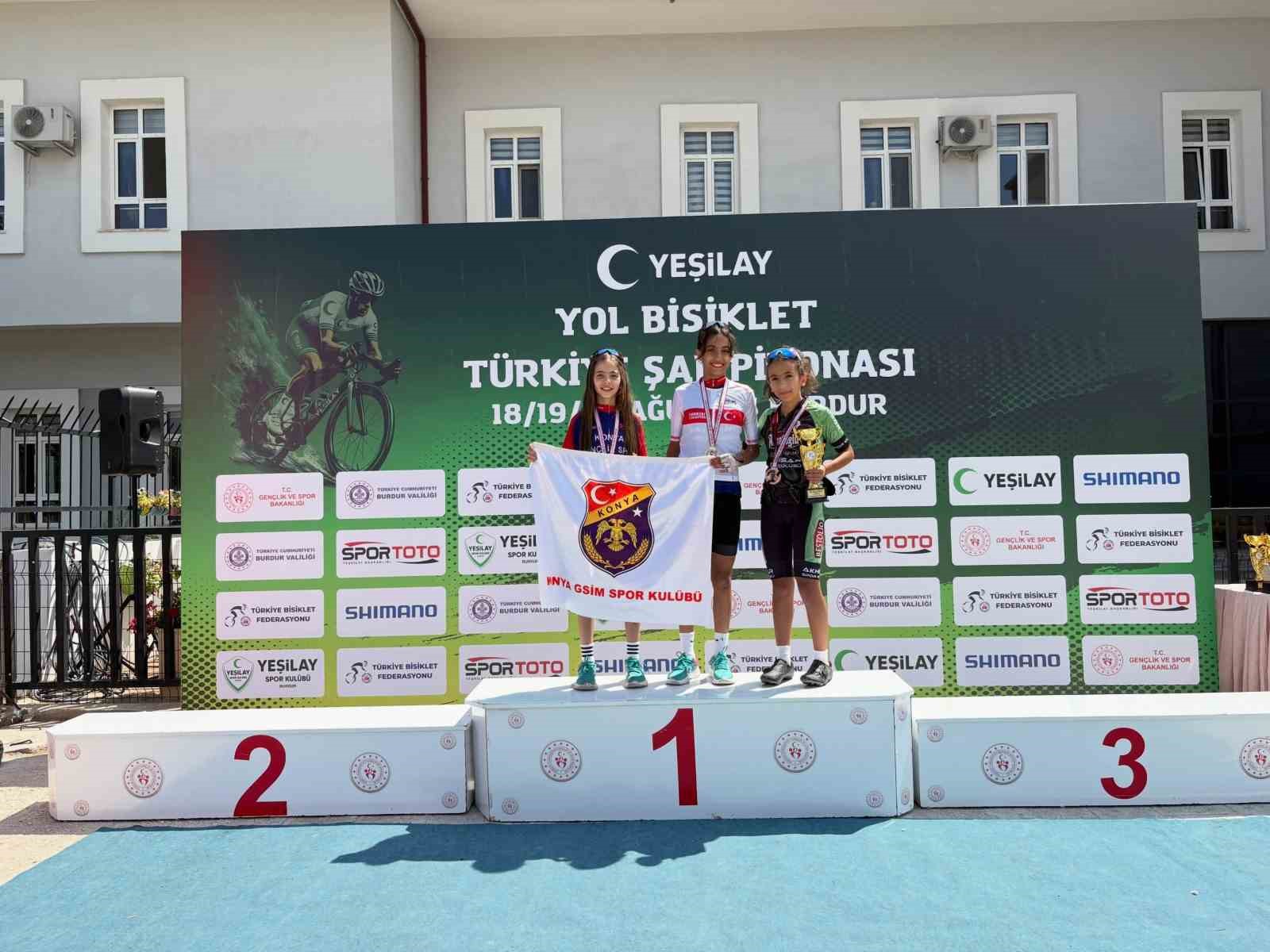 Akhisarlı bisikletçiler Türkiye Şampiyonası’nda kürsüyü doldurdu