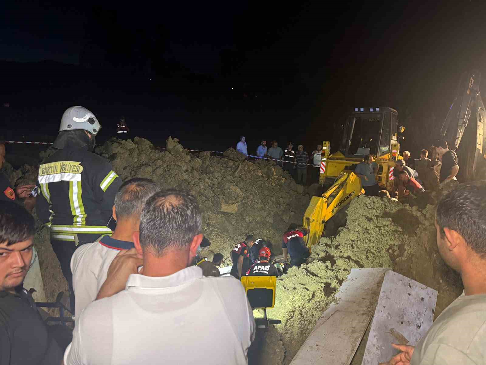 Toprak altında kalan baba oğul kurtarıldı