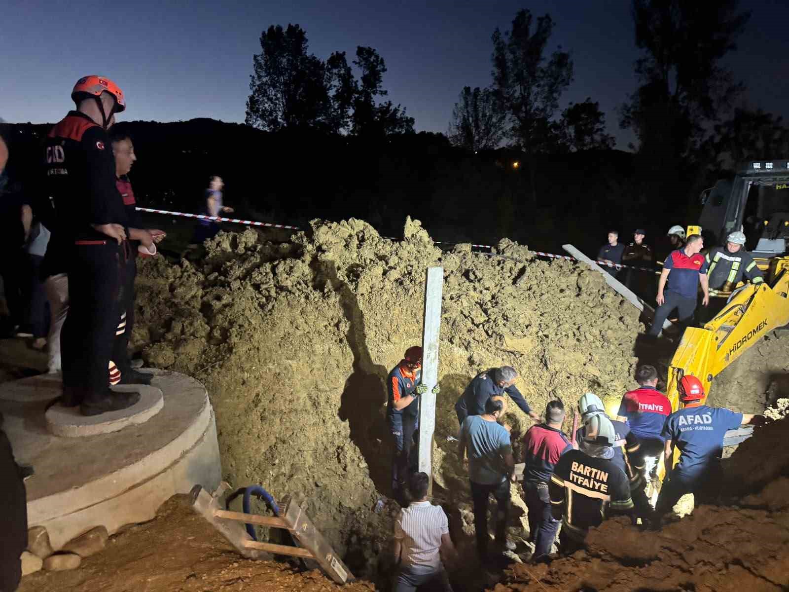 Toprak altında kalan baba oğul kurtarıldı