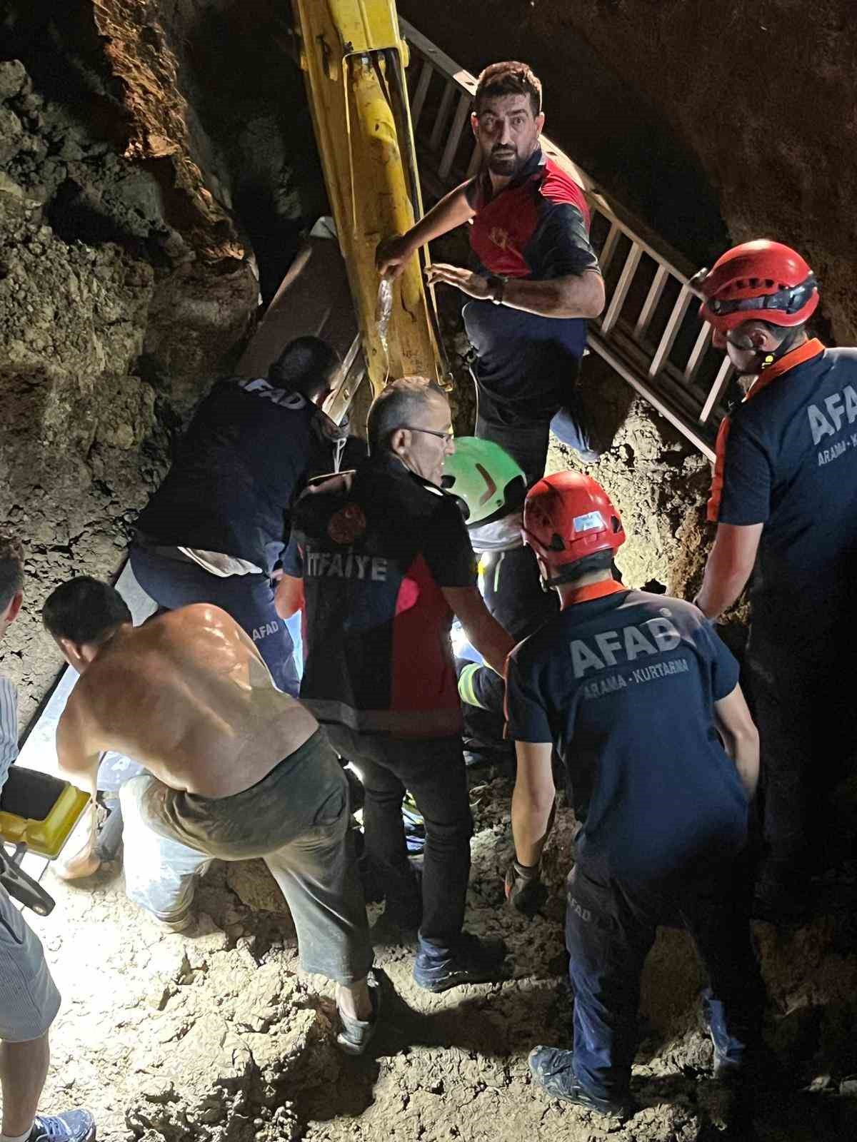 Toprak altında kalan baba oğul kurtarıldı