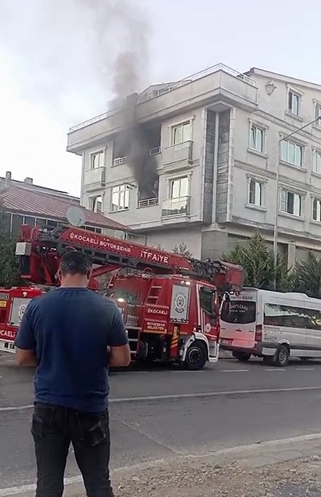 Mutfakta yangın çıktı, doğalgaz bomba gibi patladı