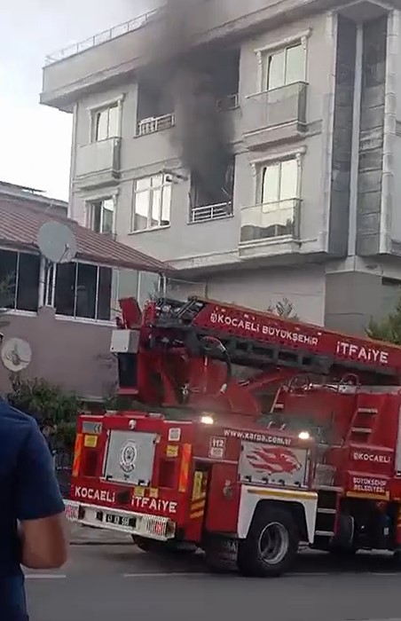Mutfakta yangın çıktı, doğalgaz bomba gibi patladı