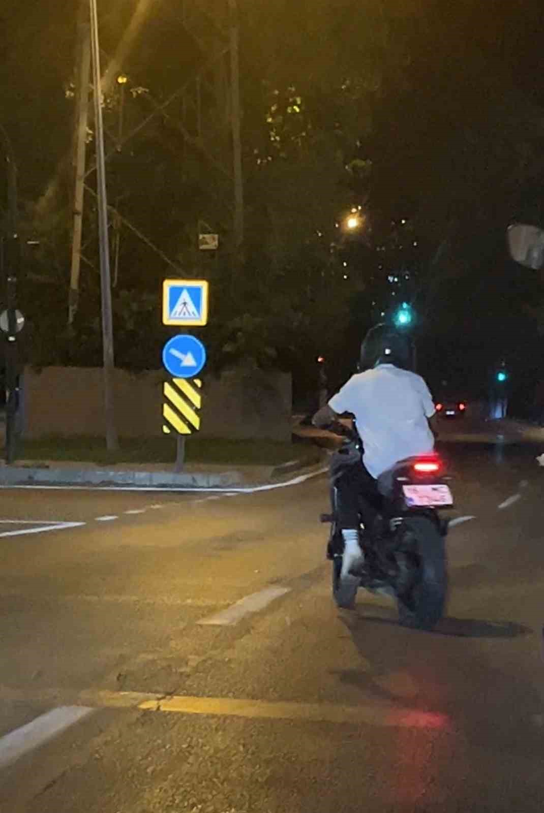 Drift atarak trafiği tehlikeye sokan motosikletli kamerada