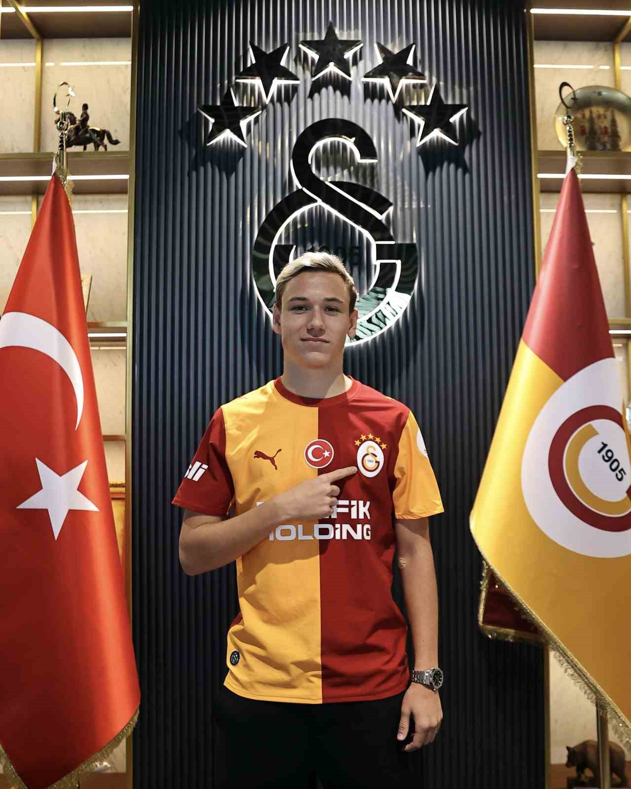 Galatasaray, Aleksey Batrakov ile 5 yıllık sözleşme imzaladı
