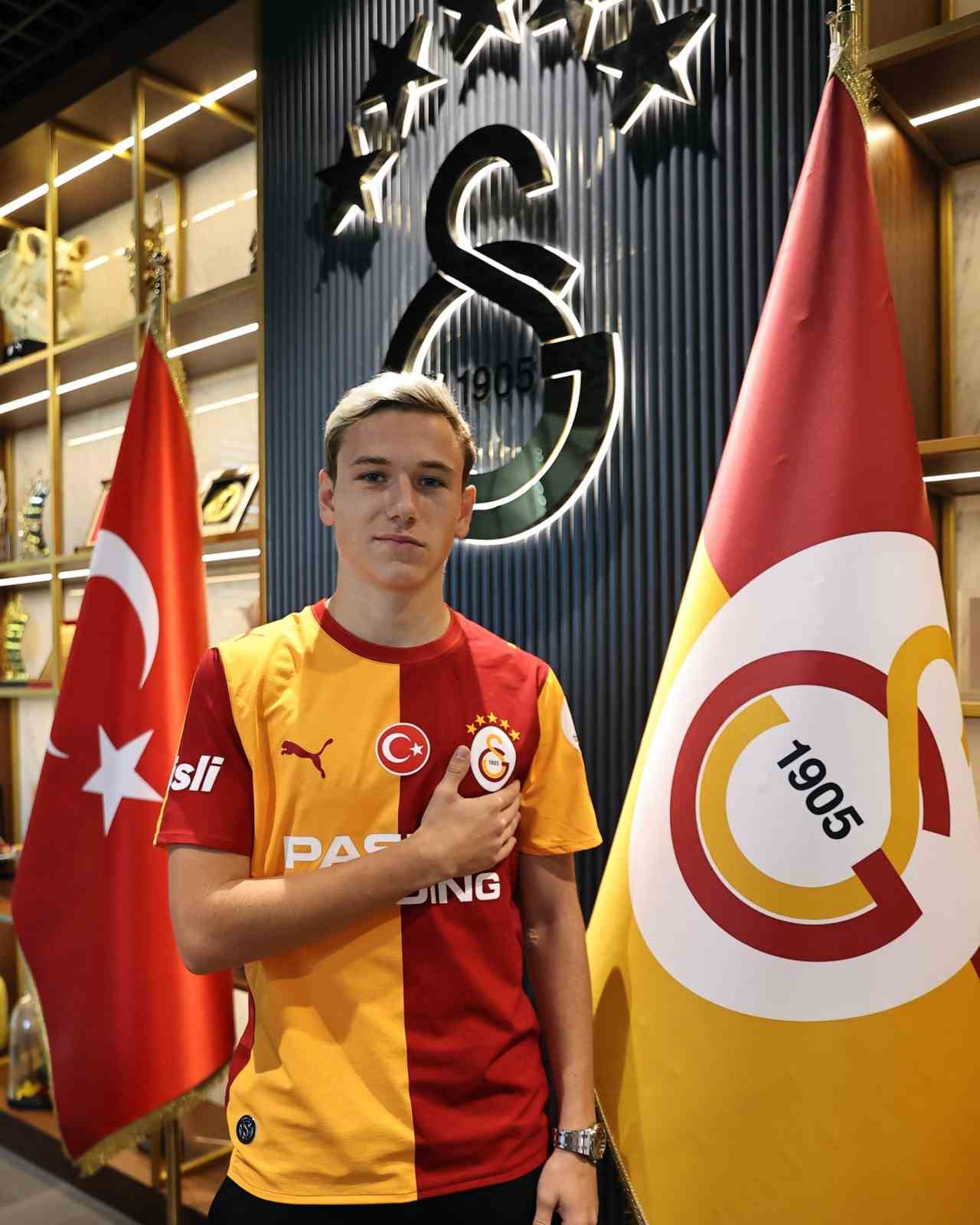 Galatasaray, Aleksey Batrakov ile 5 yıllık sözleşme imzaladı