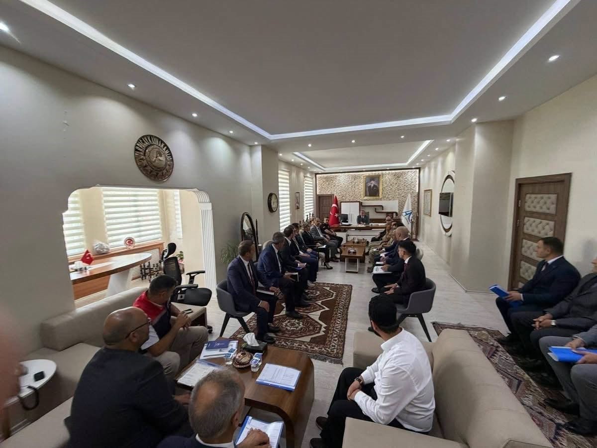 Kars Valisi Polat, Arpaçay’da kurum yöneticileriyle bir araya geldi
