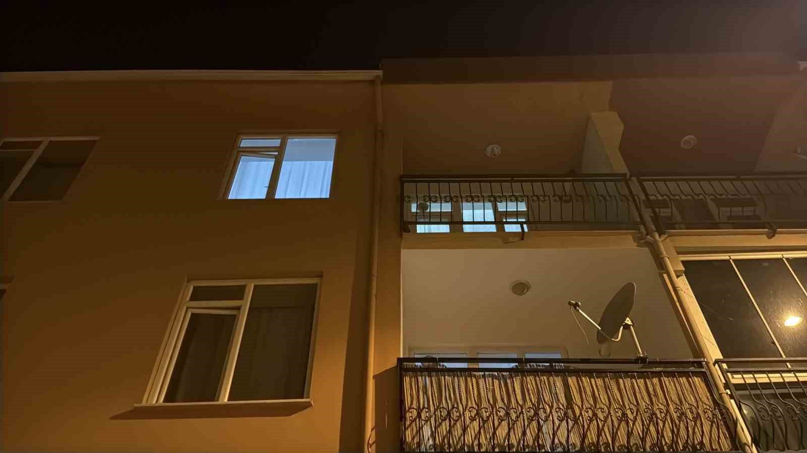 Daire kapısını kıran kasklı 3 şüpheli uyuşturucu dolu 3 koliyi kaçırdı