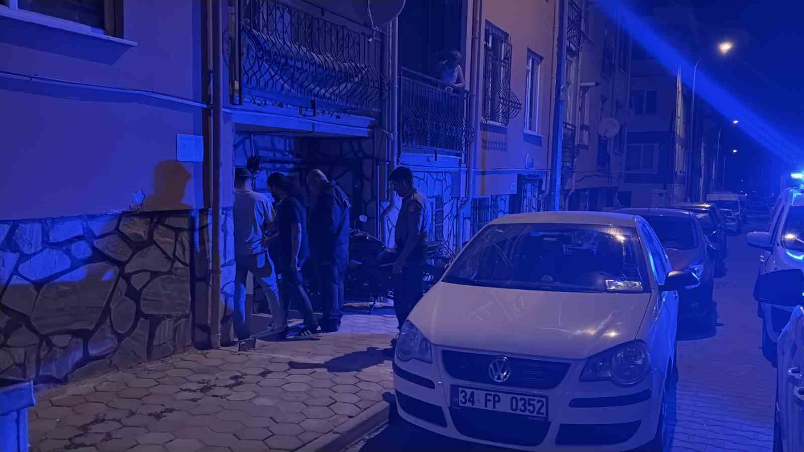 Daire kapısını kıran kasklı 3 şüpheli uyuşturucu dolu 3 koliyi kaçırdı