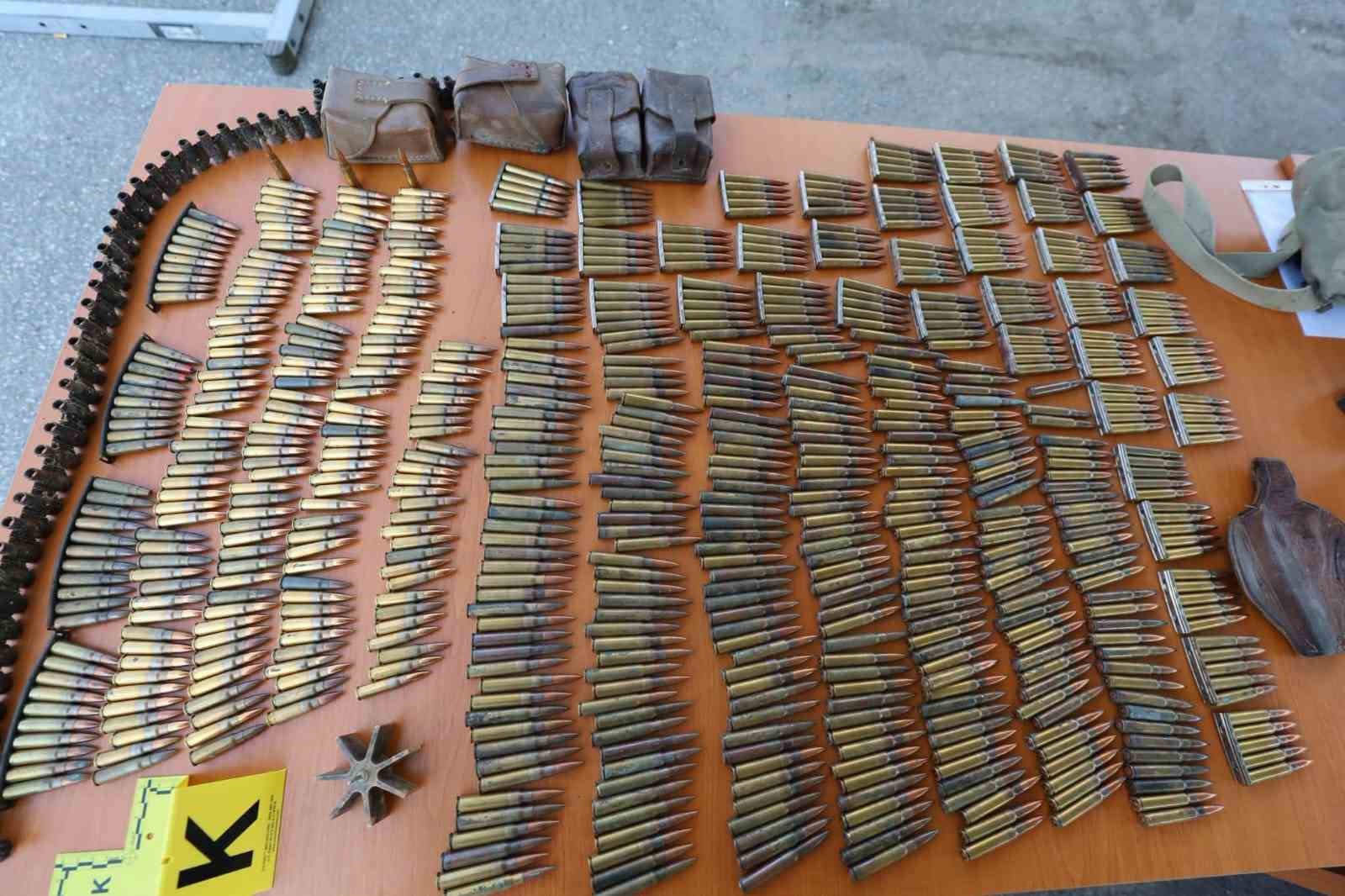 Kosova’da toplu mezarların yakınında çok sayıda silah ve mühimmat bulundu