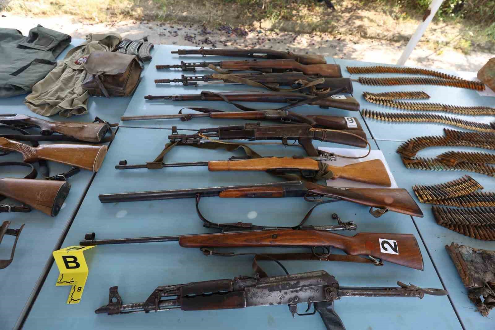 Kosova’da toplu mezarların yakınında çok sayıda silah ve mühimmat bulundu