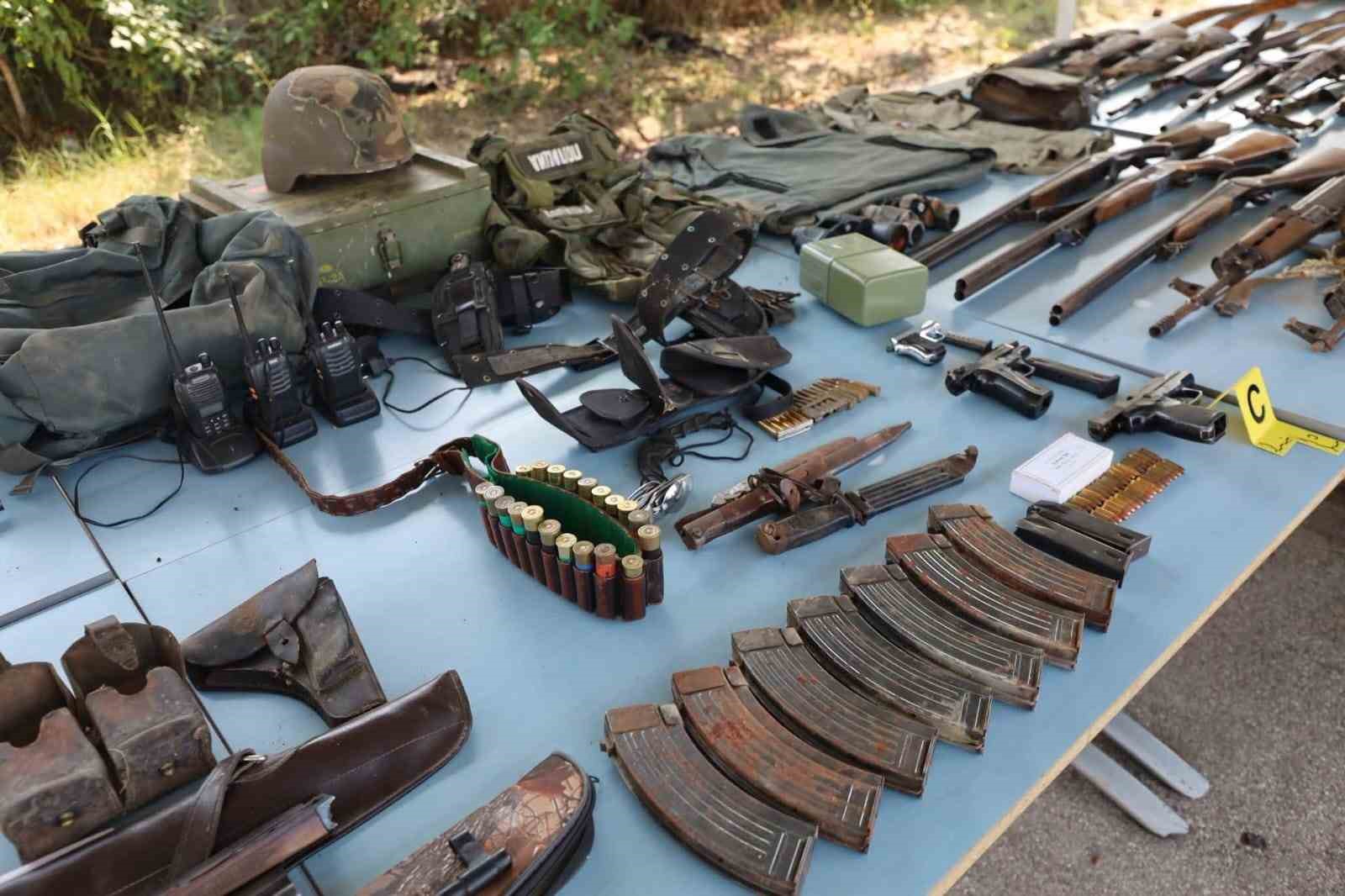 Kosova’da toplu mezarların yakınında çok sayıda silah ve mühimmat bulundu
