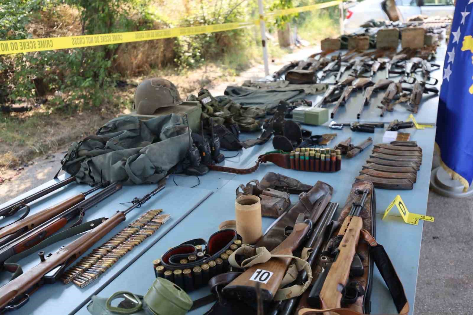 Kosova’da toplu mezarların yakınında çok sayıda silah ve mühimmat bulundu