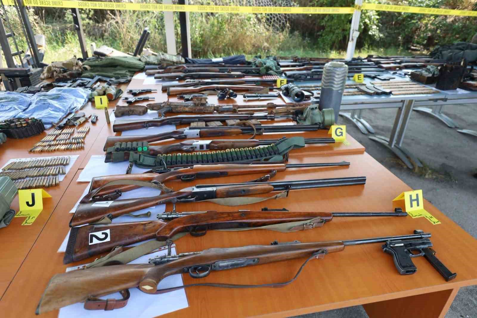 Kosova’da toplu mezarların yakınında çok sayıda silah ve mühimmat bulundu