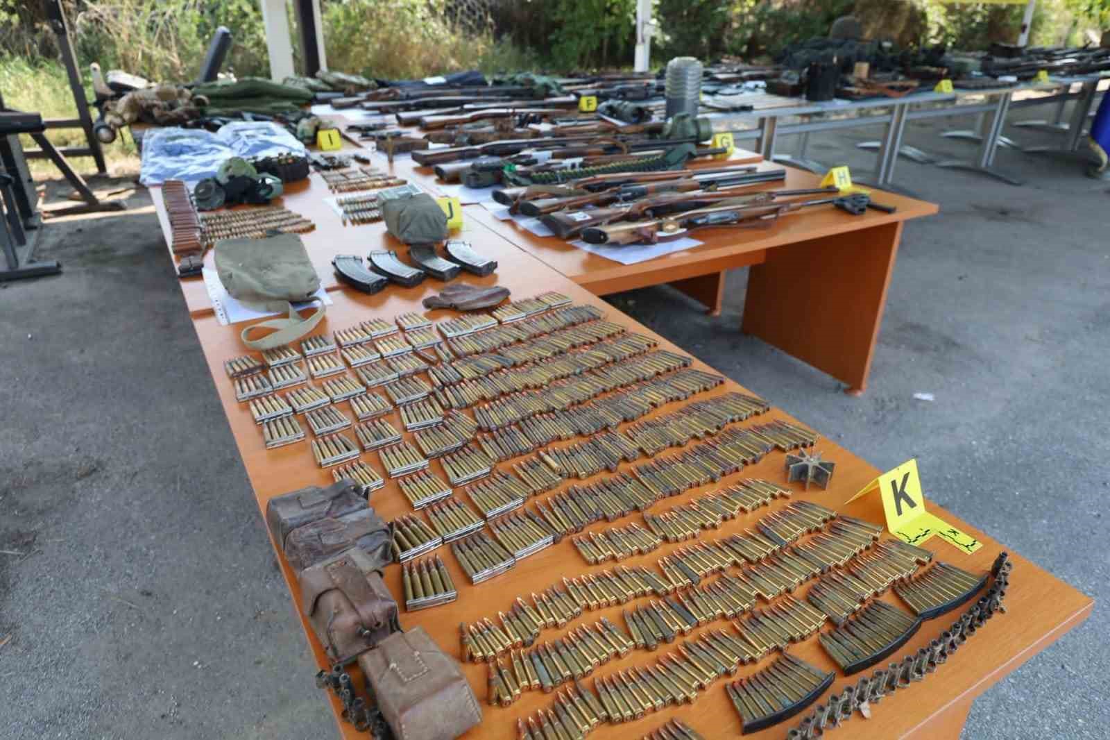 Kosova’da toplu mezarların yakınında çok sayıda silah ve mühimmat bulundu