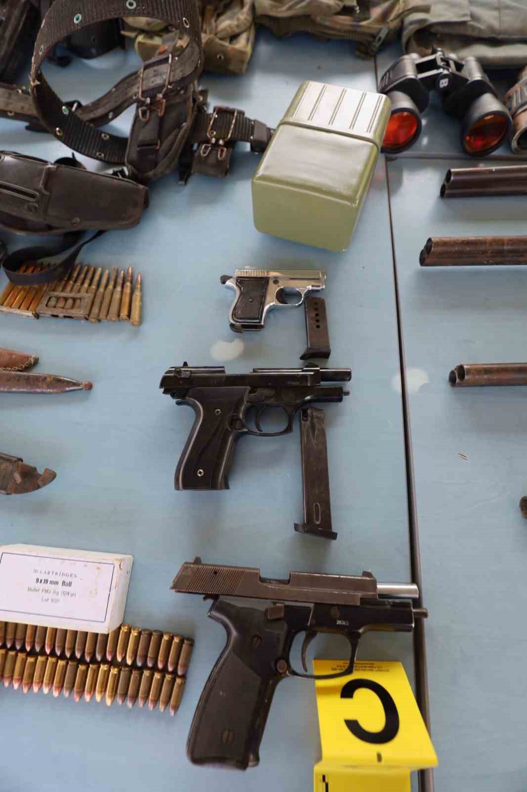 Kosova’da toplu mezarların yakınında çok sayıda silah ve mühimmat bulundu