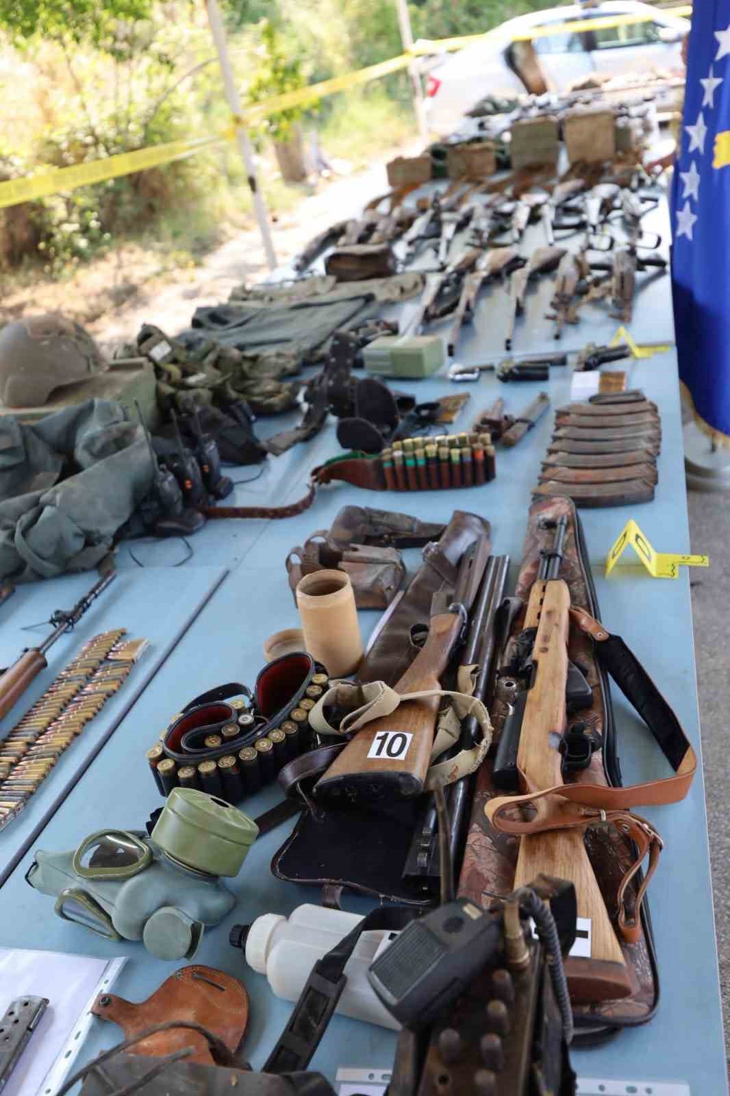 Kosova’da toplu mezarların yakınında çok sayıda silah ve mühimmat bulundu