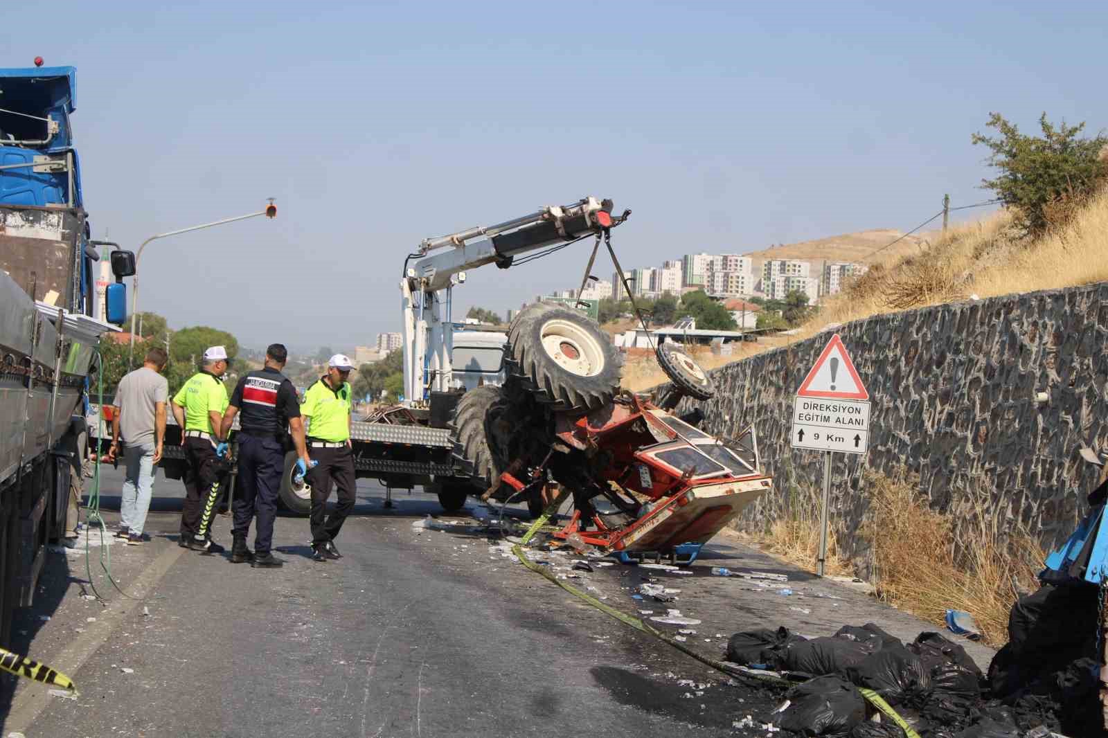 Aydın’da traktör tırla çarpıştı: 1 ölü, 2 yaralı