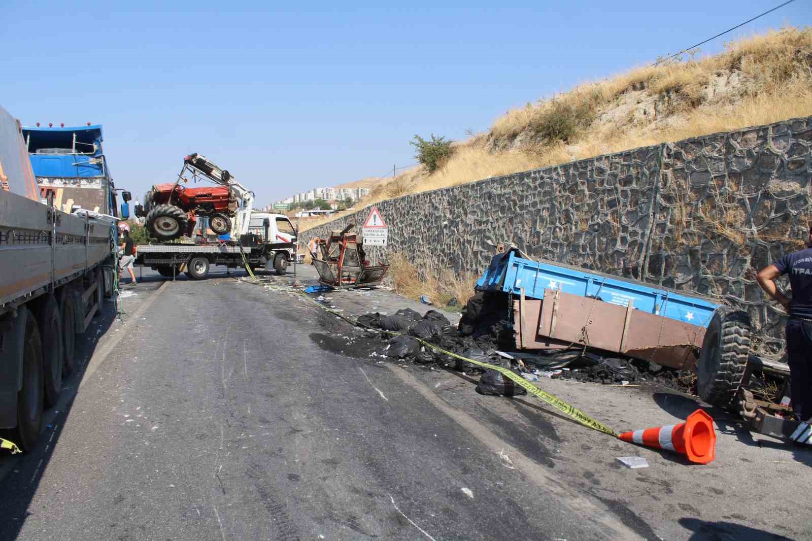Aydın’da traktör tırla çarpıştı: 1 ölü, 2 yaralı