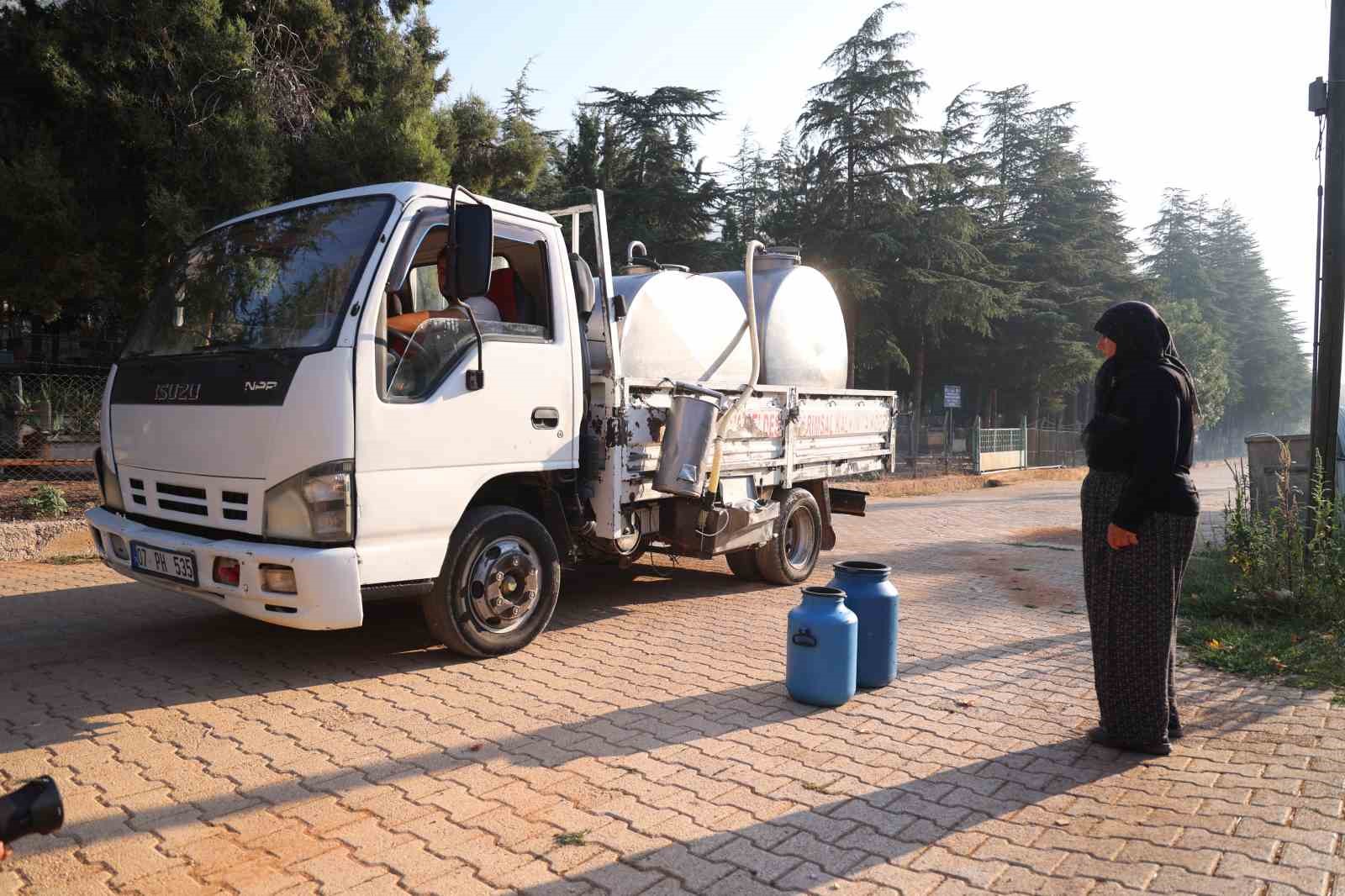 Antalya Büyükşehir Belediyesi’nin süt tankı desteği sürüyor