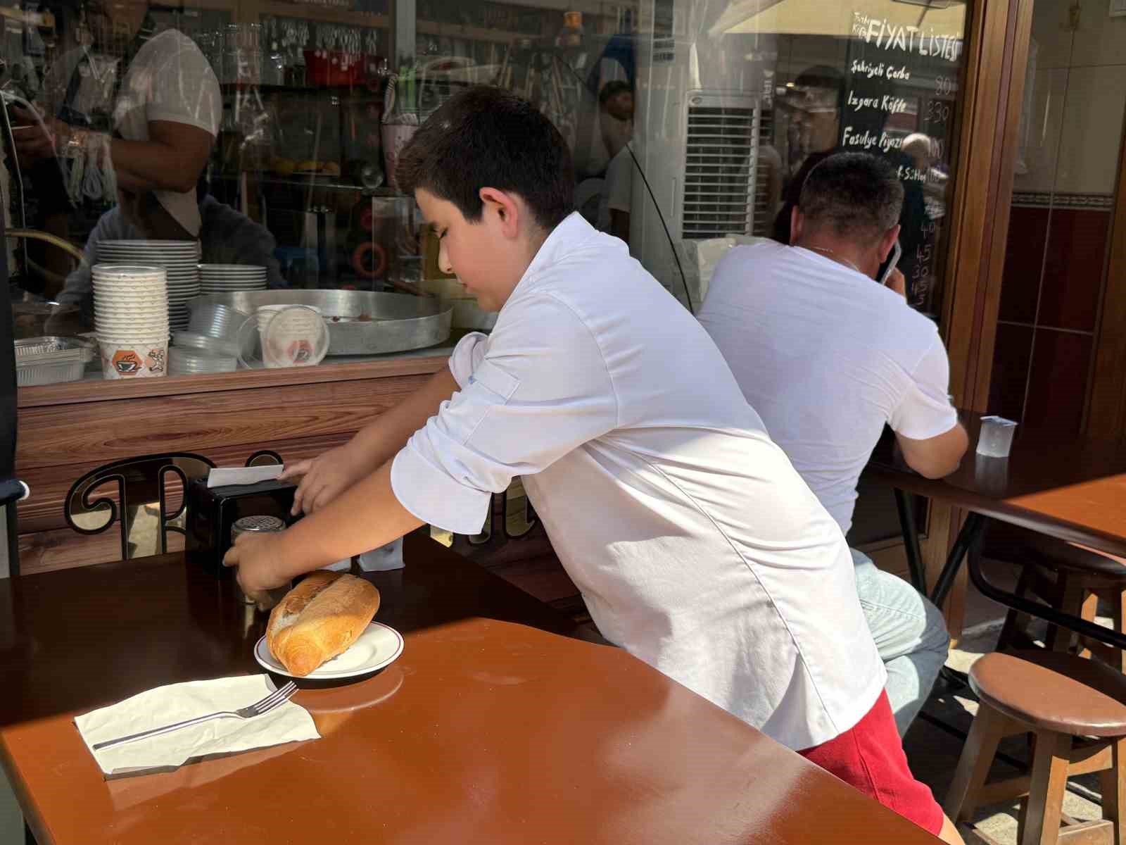 Yaz tatilinde evde oturmak yerine mutfağa girdi, 14 yaşında şef oldu