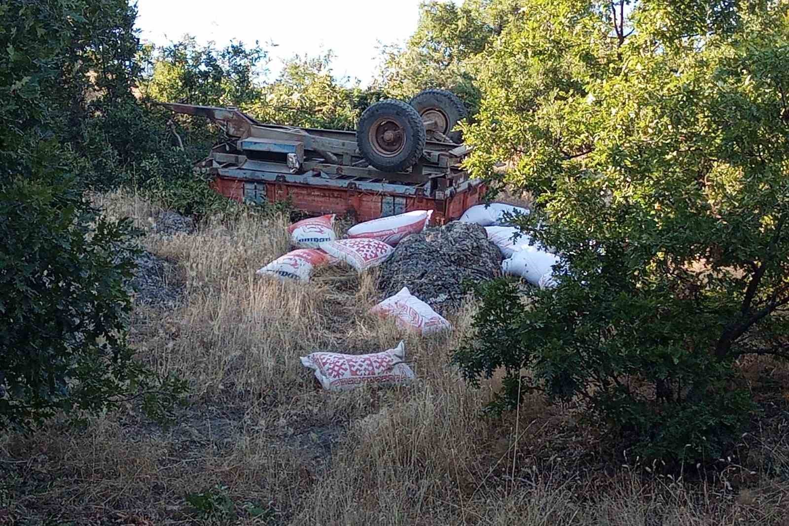 Devrilen traktörün sürücüsü hayatını kaybetti