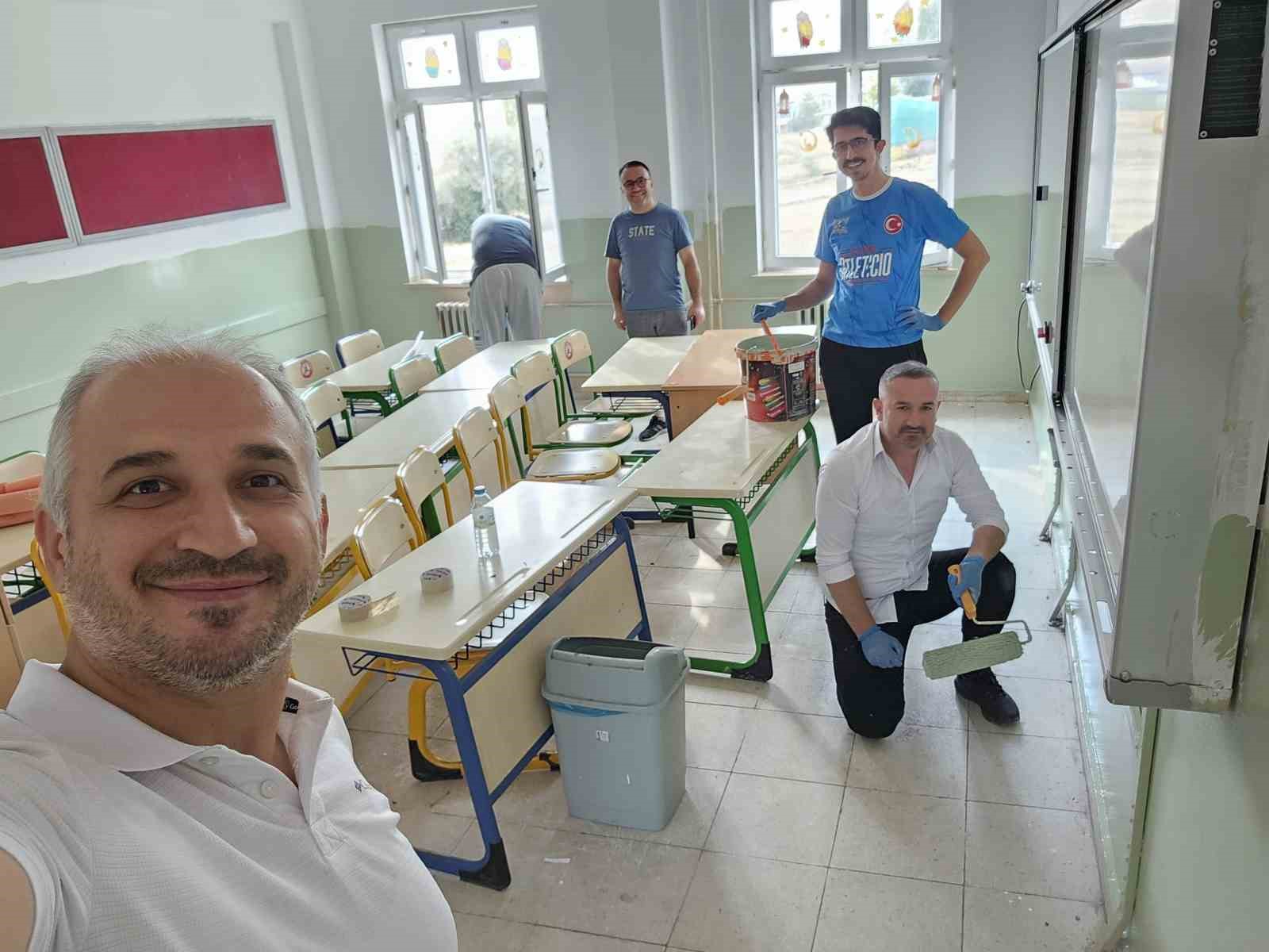 Eğitimciler fırçaları eline aldı, köy okulunu yeni döneme hazırladı