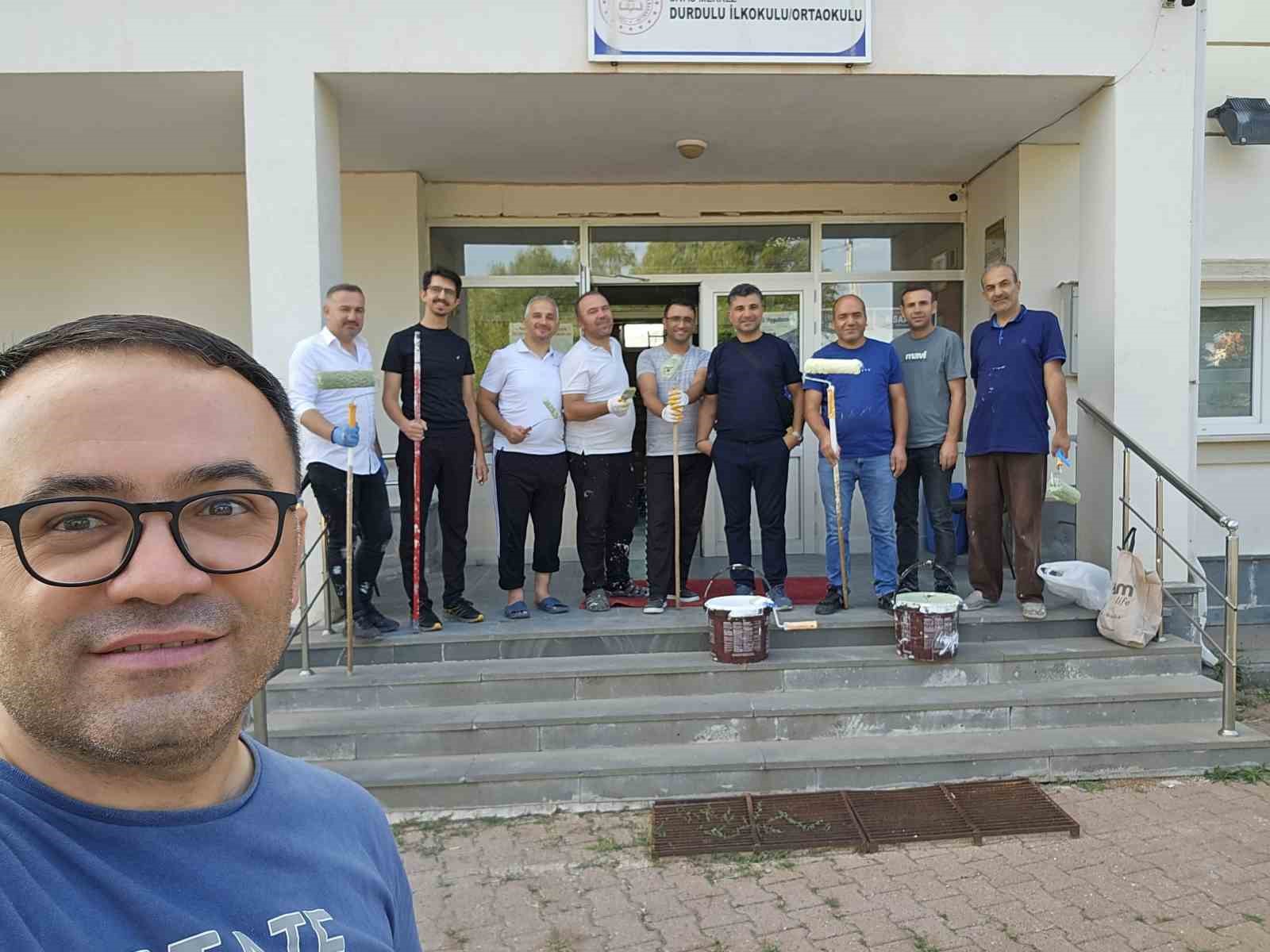 Eğitimciler fırçaları eline aldı, köy okulunu yeni döneme hazırladı