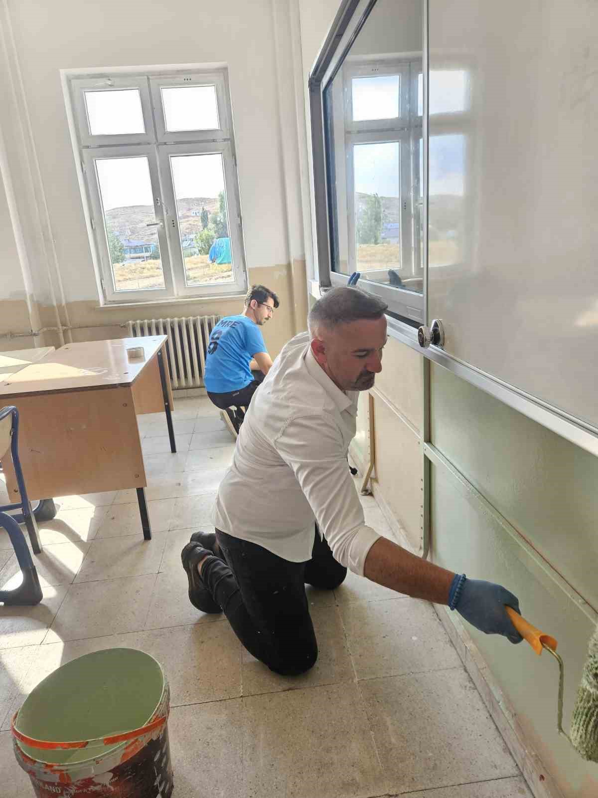 Eğitimciler fırçaları eline aldı, köy okulunu yeni döneme hazırladı