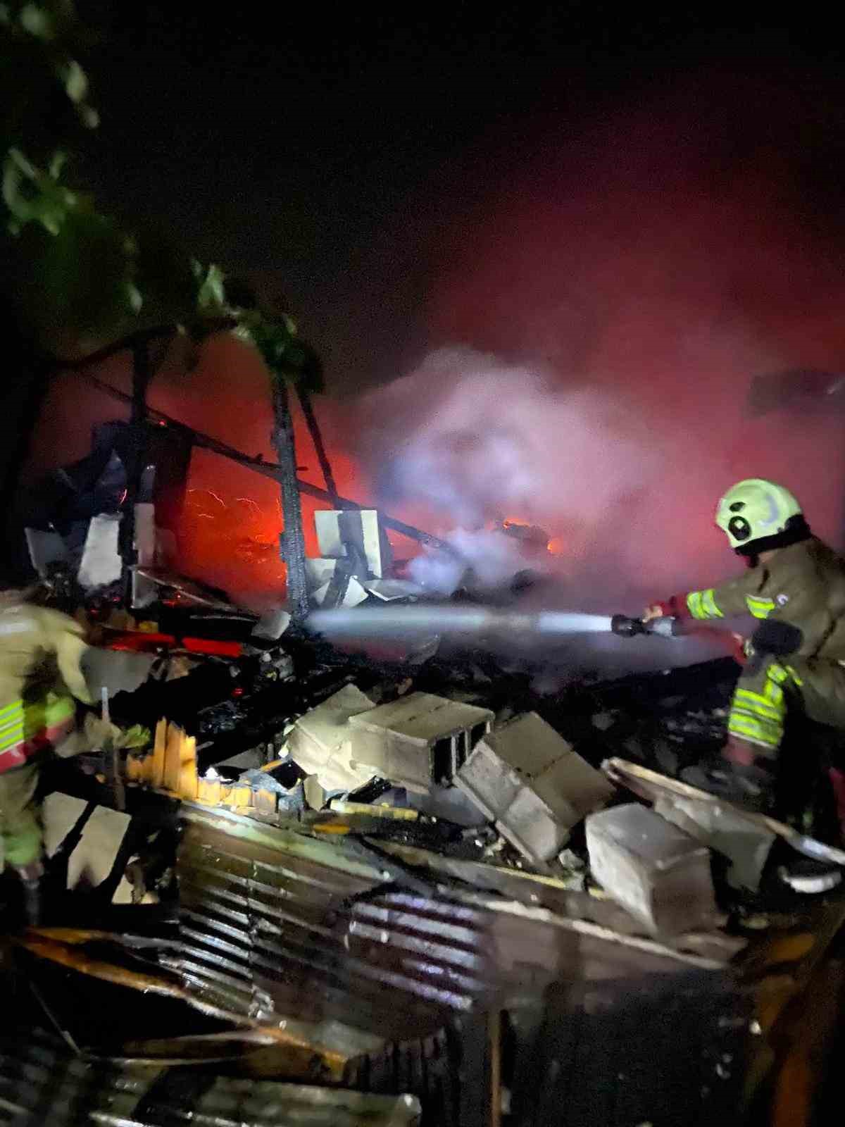 Hatay’da 2 katlı ahşap ev alevlere teslim oldu