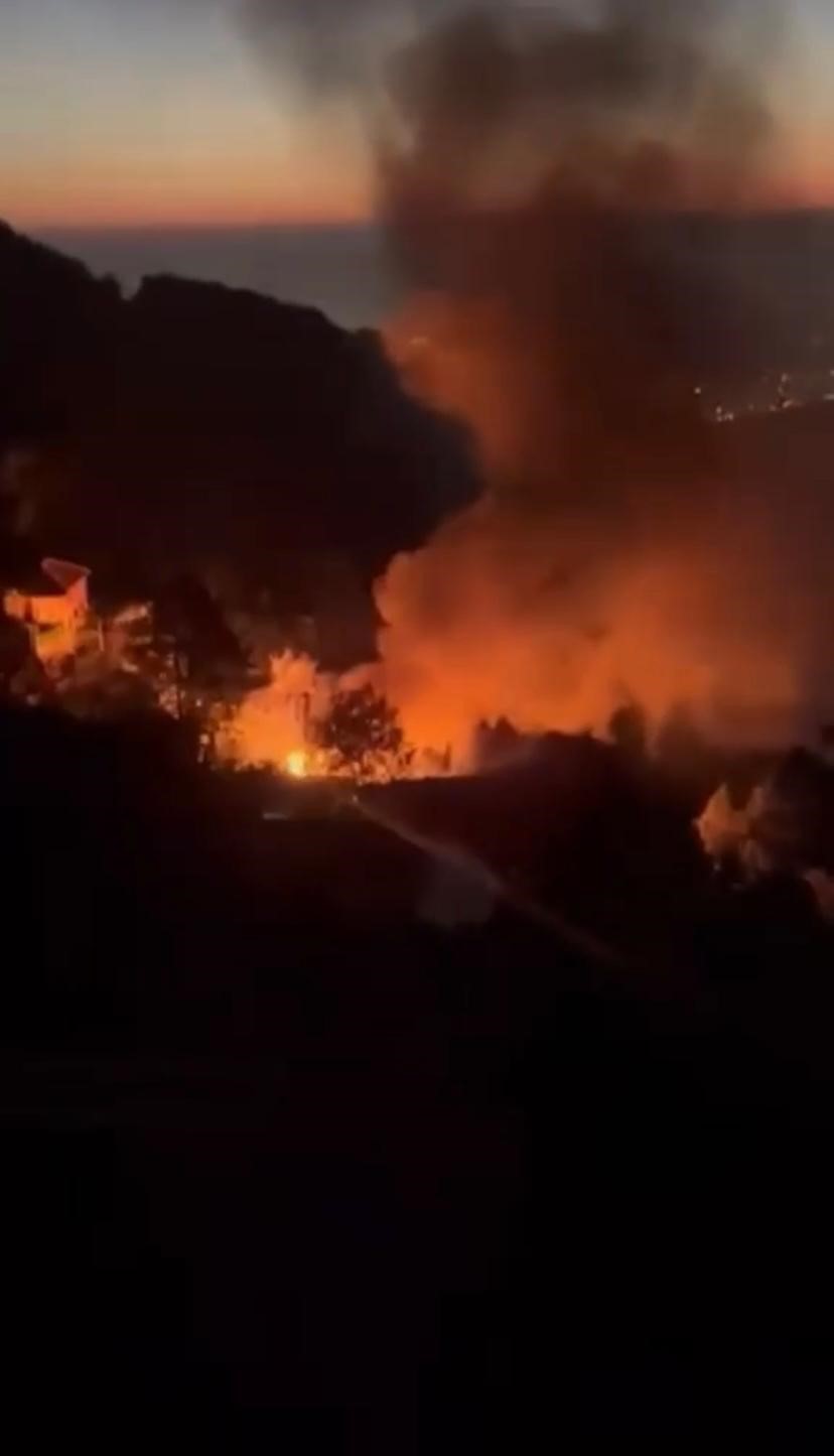 Hatay’da 2 katlı ahşap ev alevlere teslim oldu