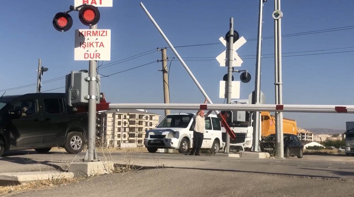Elazığ’da tren yolunda kazaya davetiye çıkaran anlar
