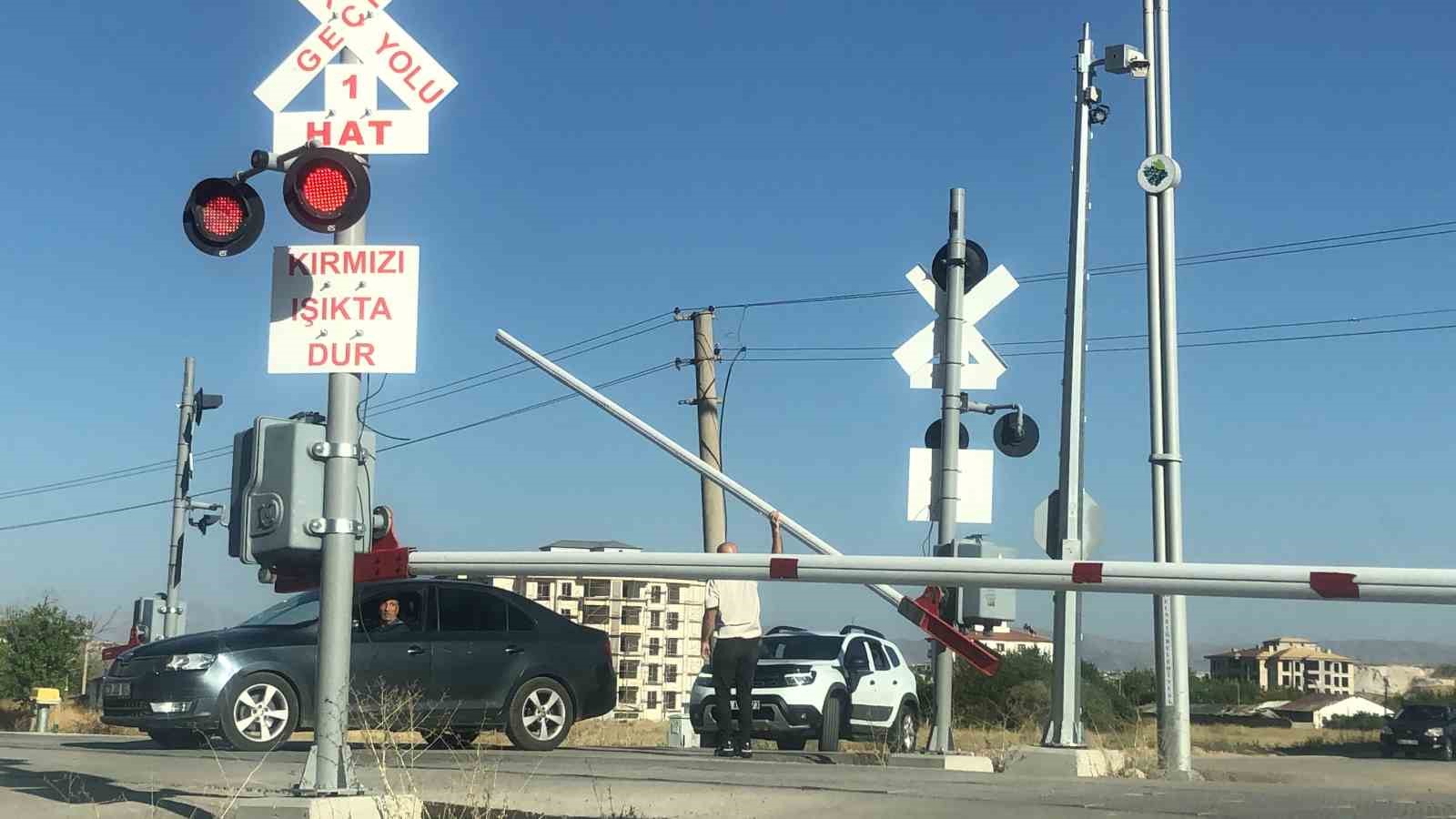 Elazığ’da tren yolunda kazaya davetiye çıkaran anlar