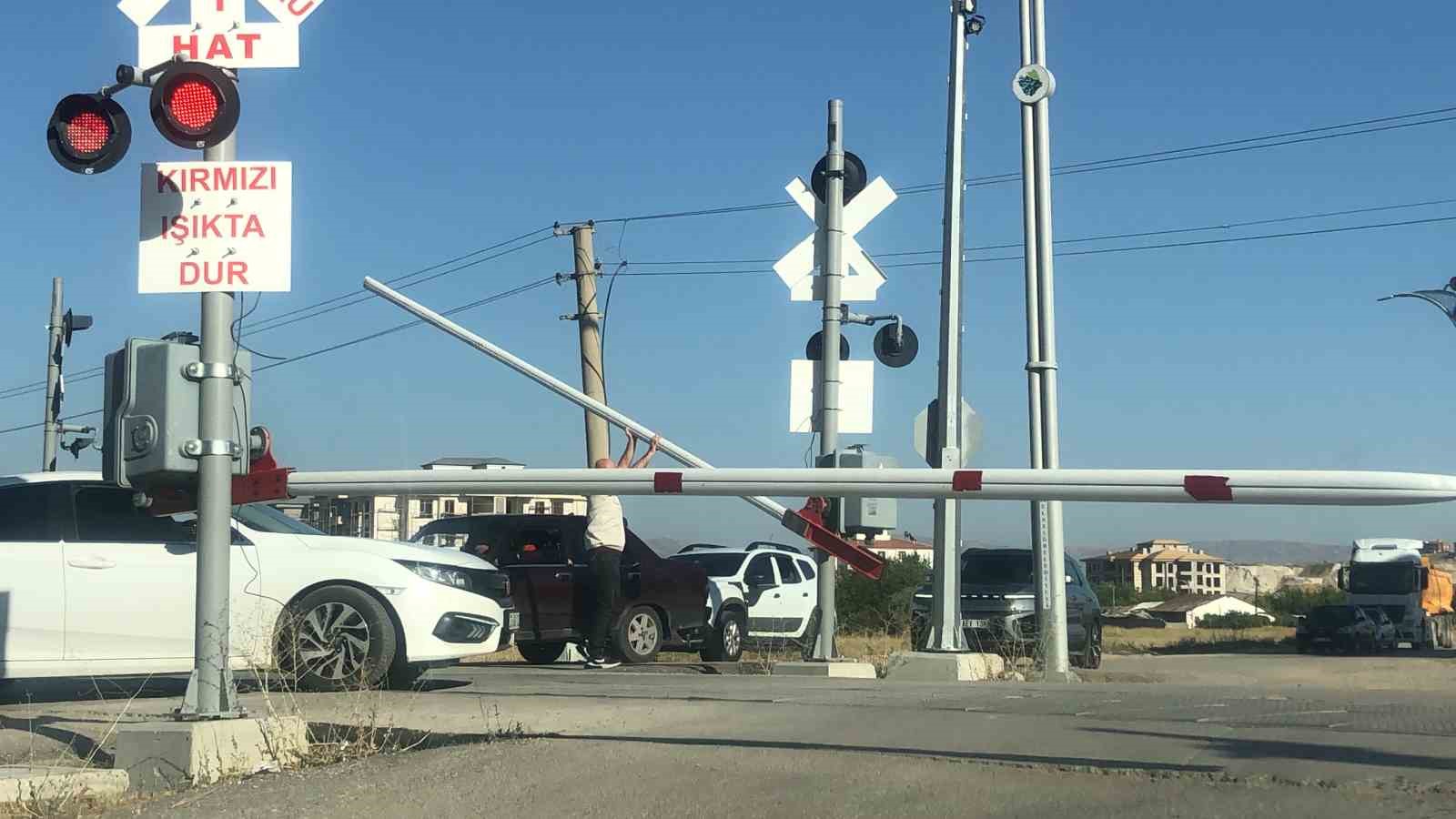 Elazığ’da tren yolunda kazaya davetiye çıkaran anlar