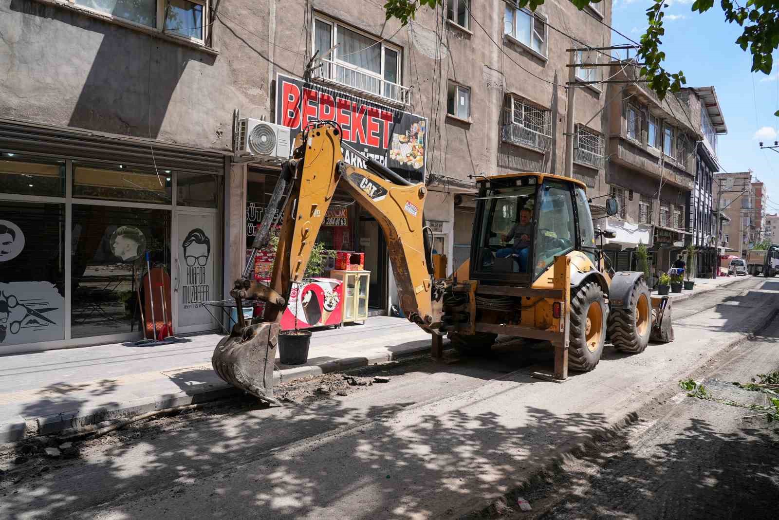 Bağlar’da 5 cadde sıcak asfaltla yenileniyor