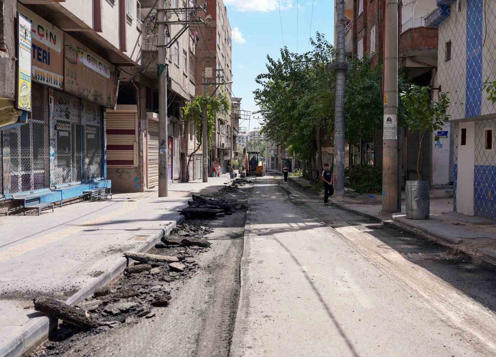 Bağlar’da 5 cadde sıcak asfaltla yenileniyor