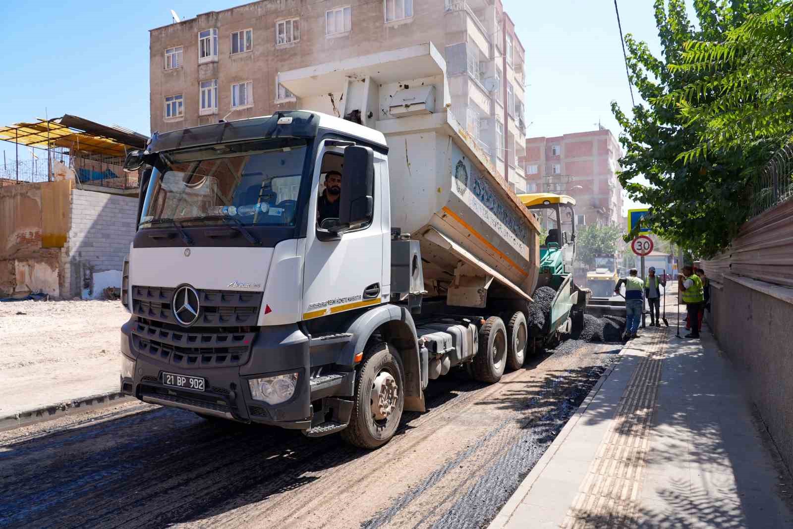 Bağlar’da 5 cadde sıcak asfaltla yenileniyor
