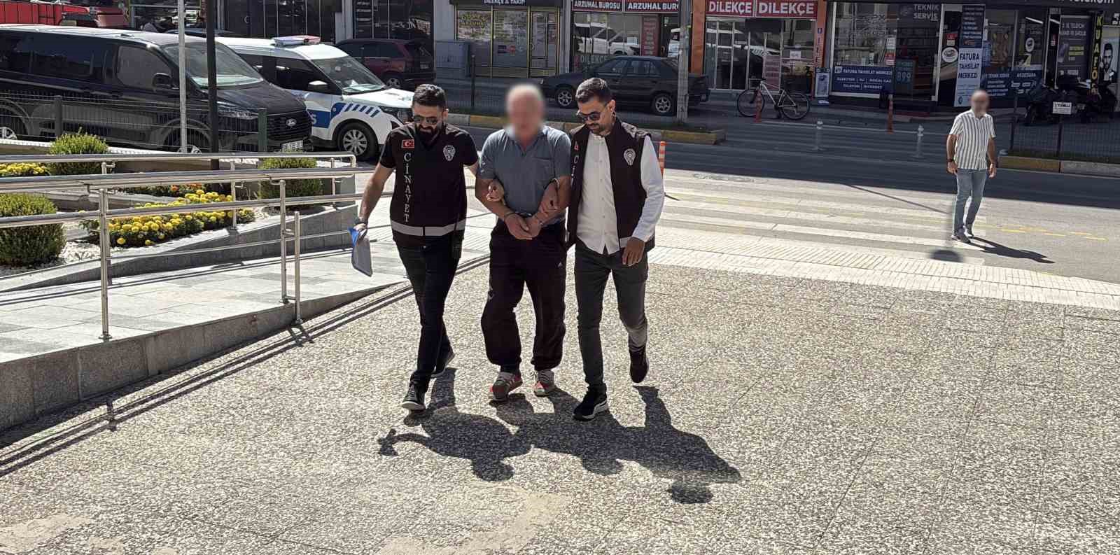 Tartıştığı kişiyi bıçaklayarak öldüren zanlı adliyeye sevk edildi