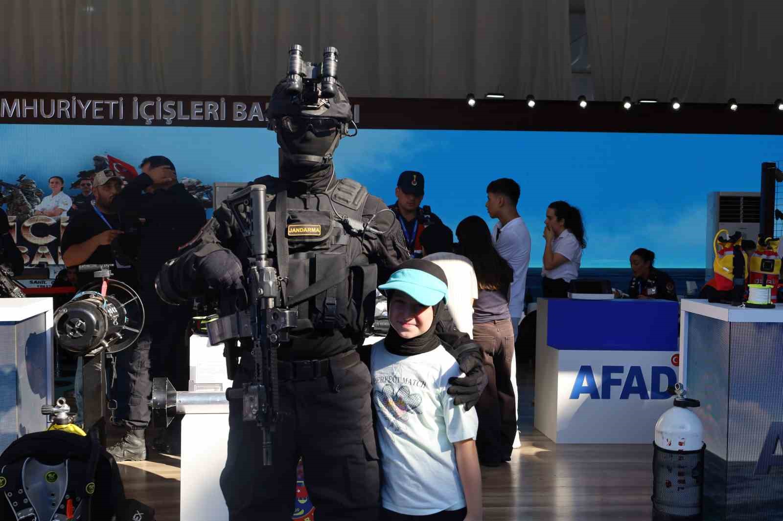 "Siyah Giyen Adamlar" yüksek teknolojileri ve keskin nişancılarıyla nefes kesti
