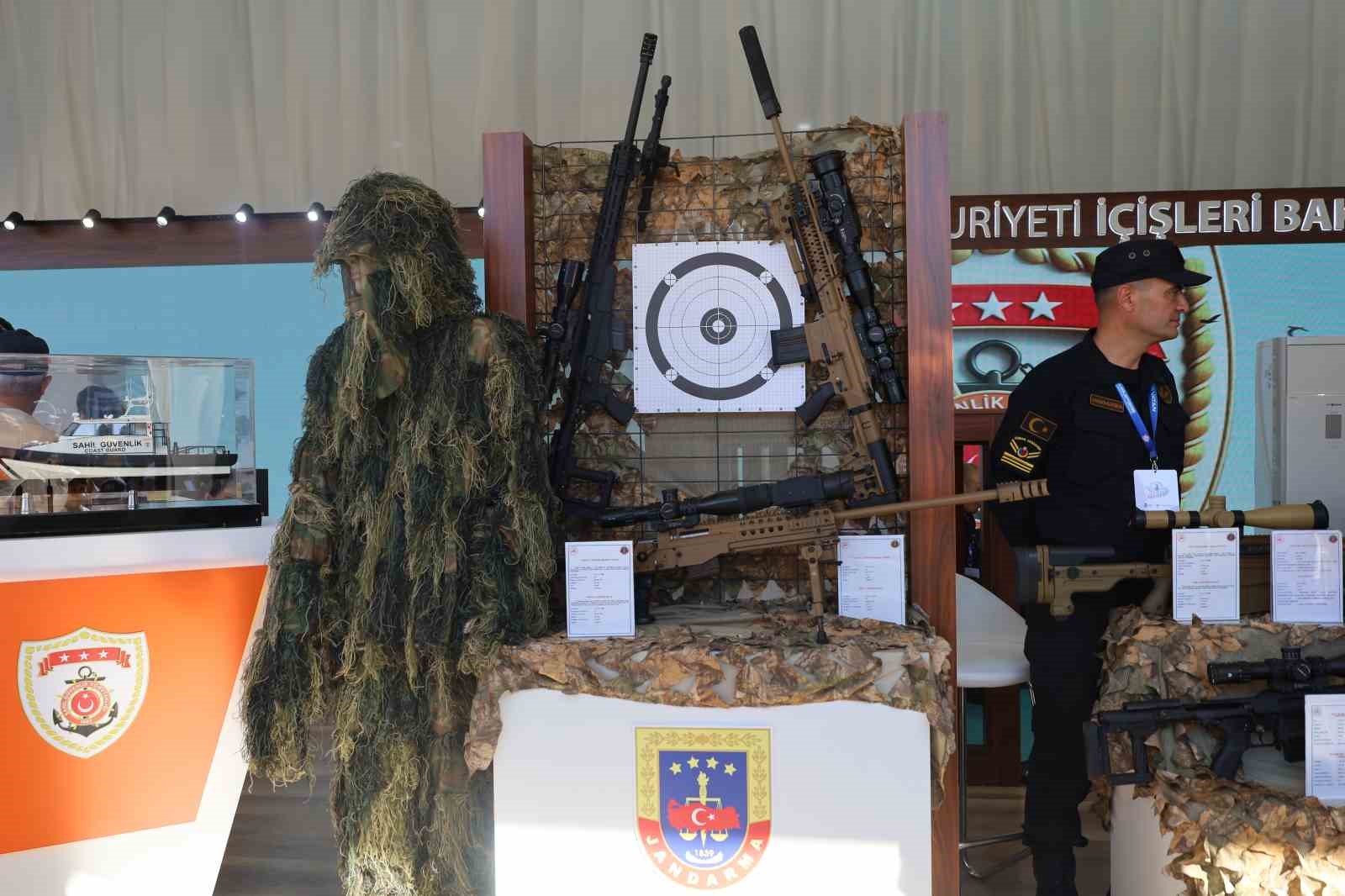 "Siyah Giyen Adamlar" yüksek teknolojileri ve keskin nişancılarıyla nefes kesti
