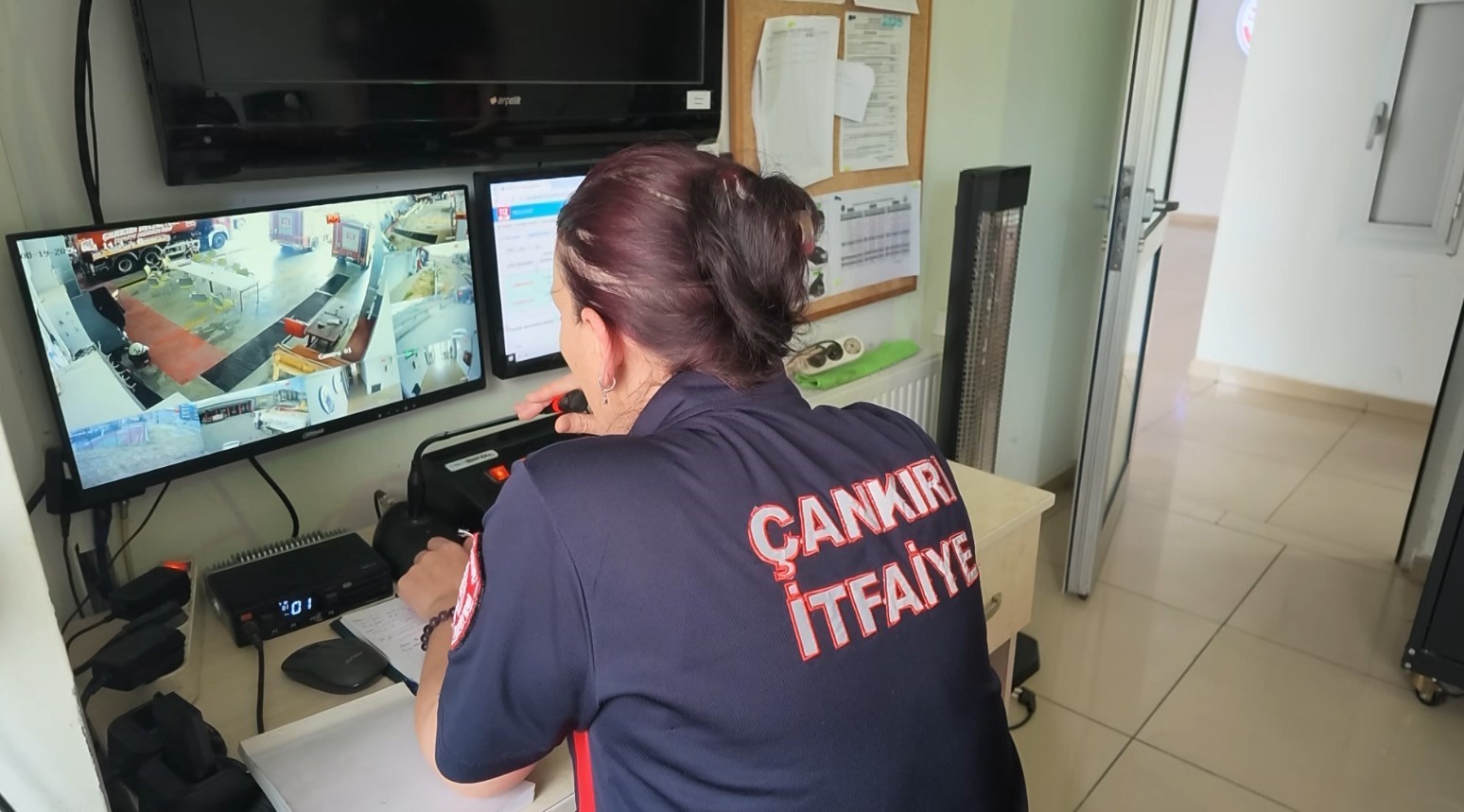 İtfaiyeci çift birlikte can kurtarıyor: Biri telsiz başında, diğeri olay yerinde görevini aşkla yapıyor