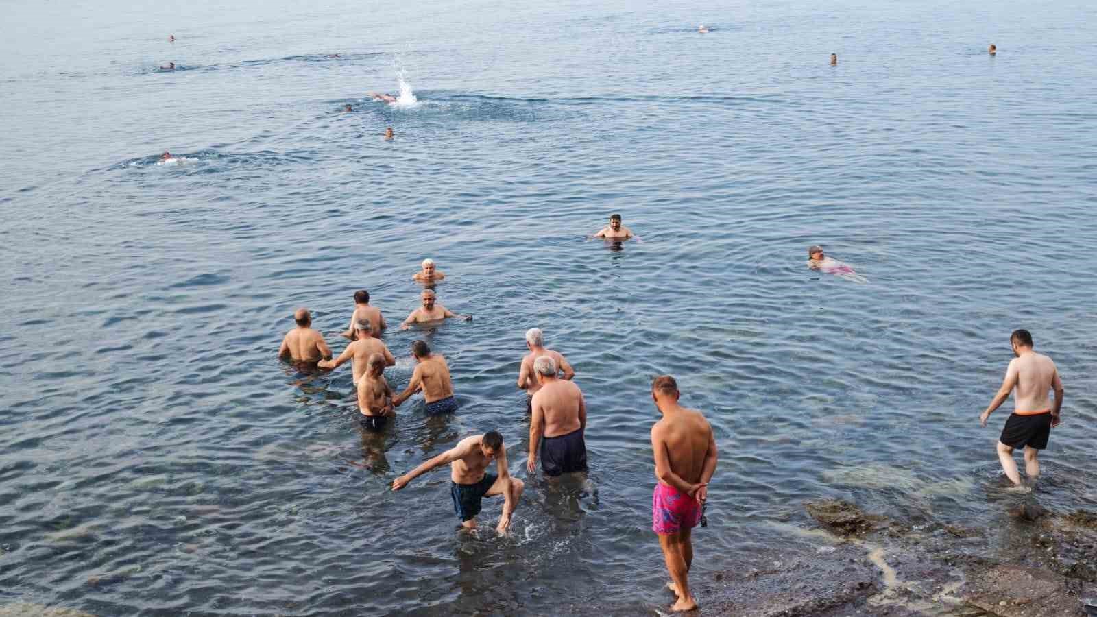 50 ile 80 yaş arasındaki yetişkinler güne Van Gölü’nde yüzerek başlıyor