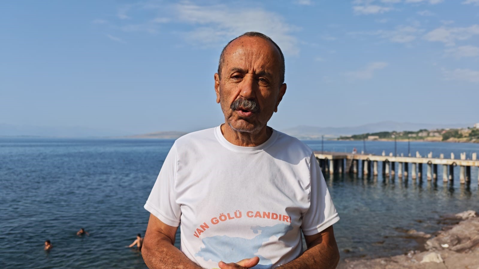 50 ile 80 yaş arasındaki yetişkinler güne Van Gölü’nde yüzerek başlıyor