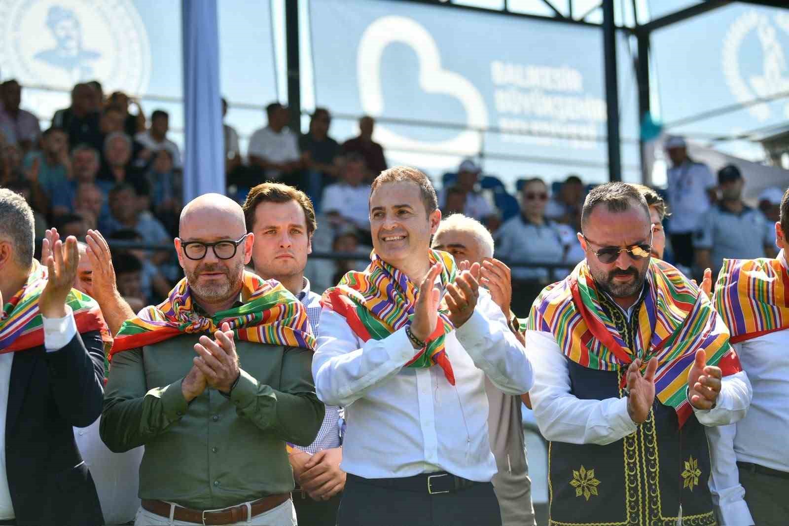 Geleneksel Kurtdereli Mehmet Pehlivan Yağlı Güreşleri’nin 1. günü kortejle sona erdi
