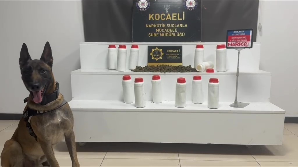 Otomobile zulalanan 6,5 kilo esrar narkotik köpeğiyle bulundu